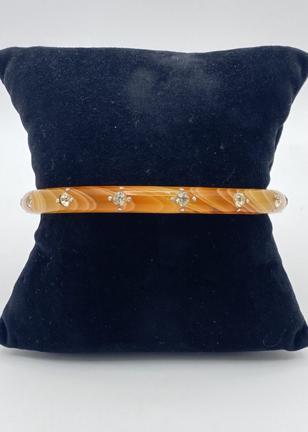 BRACCIALE IN BACHELITE EFFETTO MARMORIZZATO, CON STRASS E BORCHIE IN ACCIAIO. FRANCIA ANNI ‘30.