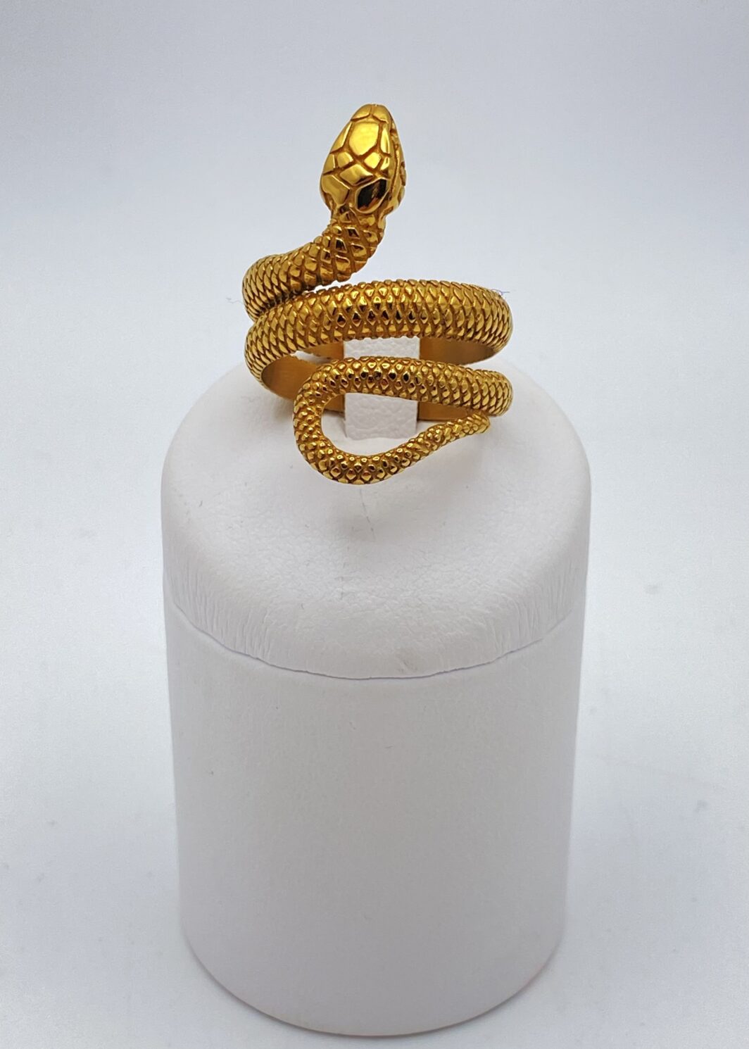 ANELLO VINTAGE IN METALLO GOLDTONE, A FORMA DI SERPENTE.