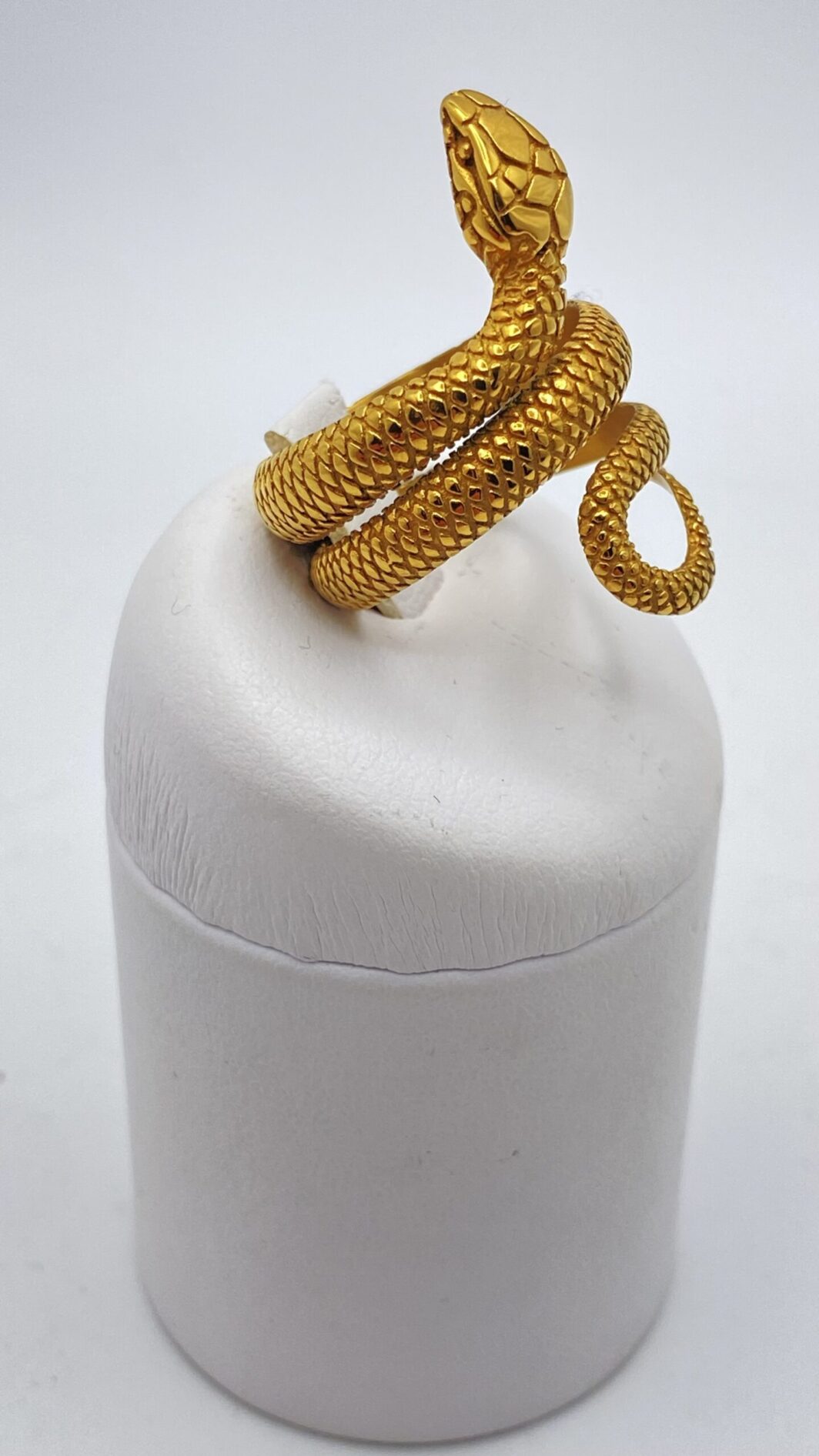 ANELLO VINTAGE IN METALLO GOLDTONE, A FORMA DI SERPENTE. - immagine 13