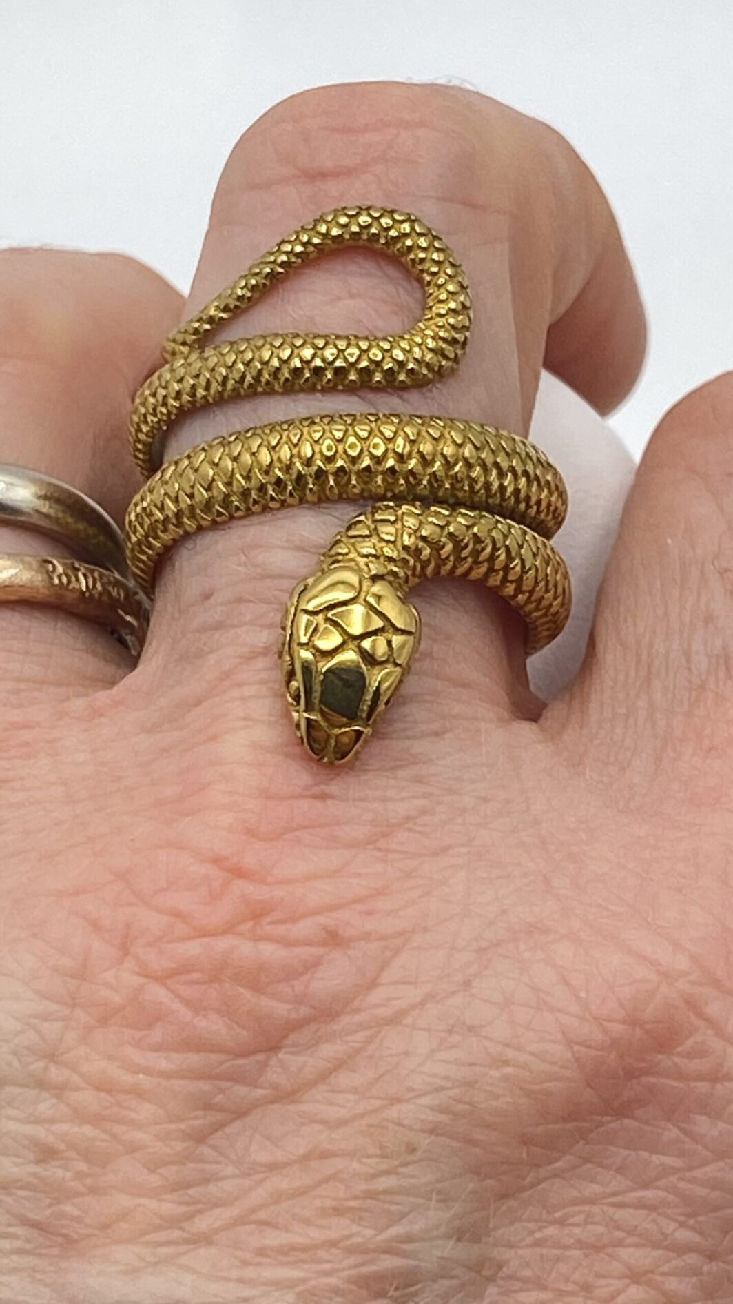 ANELLO VINTAGE IN METALLO GOLDTONE, A FORMA DI SERPENTE. - immagine 2