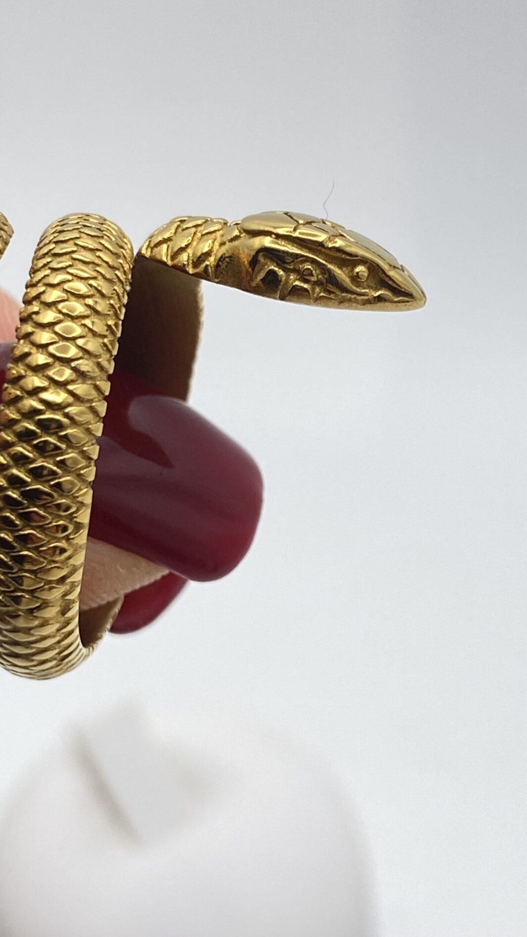 ANELLO VINTAGE IN METALLO GOLDTONE, A FORMA DI SERPENTE. - immagine 4