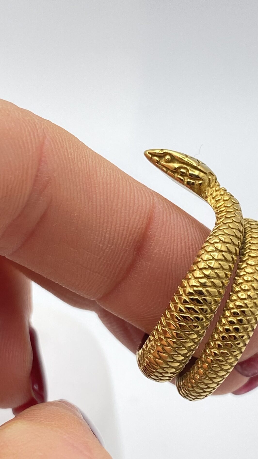 ANELLO VINTAGE IN METALLO GOLDTONE, A FORMA DI SERPENTE. - immagine 7