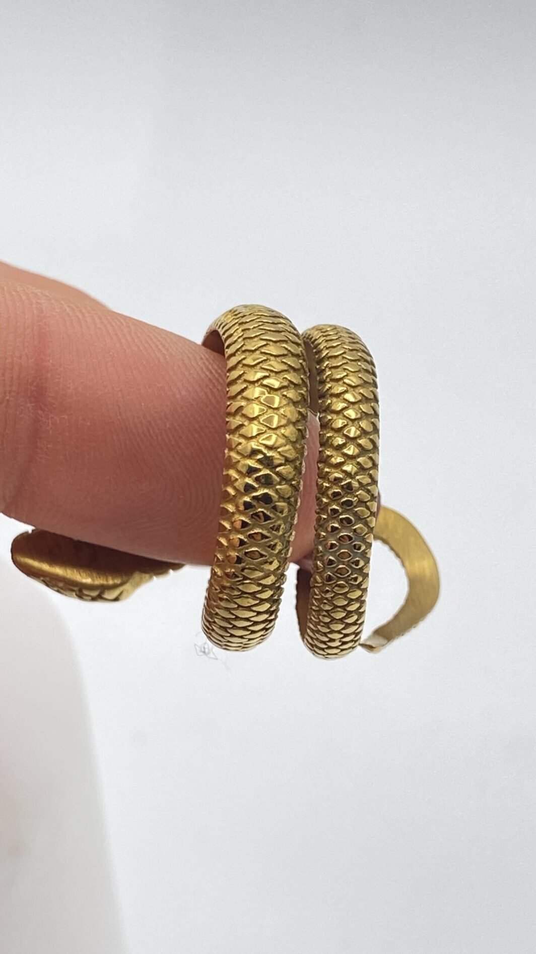 ANELLO VINTAGE IN METALLO GOLDTONE, A FORMA DI SERPENTE. - immagine 5