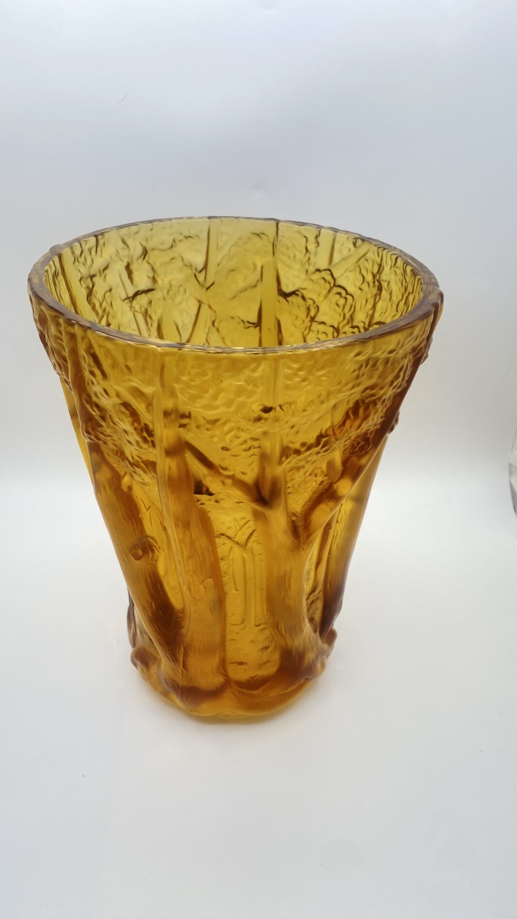 “LALIQUE FRANCE”. STRAORDINARIO VASO VINTAGE IN CRISTALLO COLOR AMBRA, CON RAFFIGURAZIONE IN RILIEVO DI UN BOSCO. - immagine 3