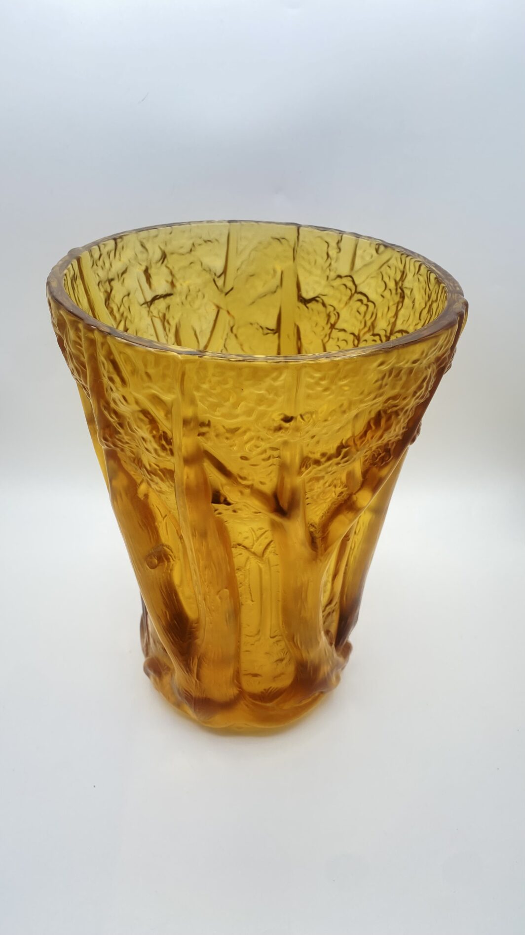 “LALIQUE FRANCE”. STRAORDINARIO VASO VINTAGE IN CRISTALLO COLOR AMBRA, CON RAFFIGURAZIONE IN RILIEVO DI UN BOSCO. - immagine 4