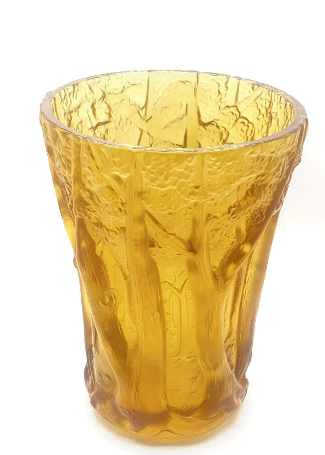 “LALIQUE FRANCE”. STRAORDINARIO VASO VINTAGE IN CRISTALLO COLOR AMBRA, CON RAFFIGURAZIONE IN RILIEVO DI UN BOSCO.