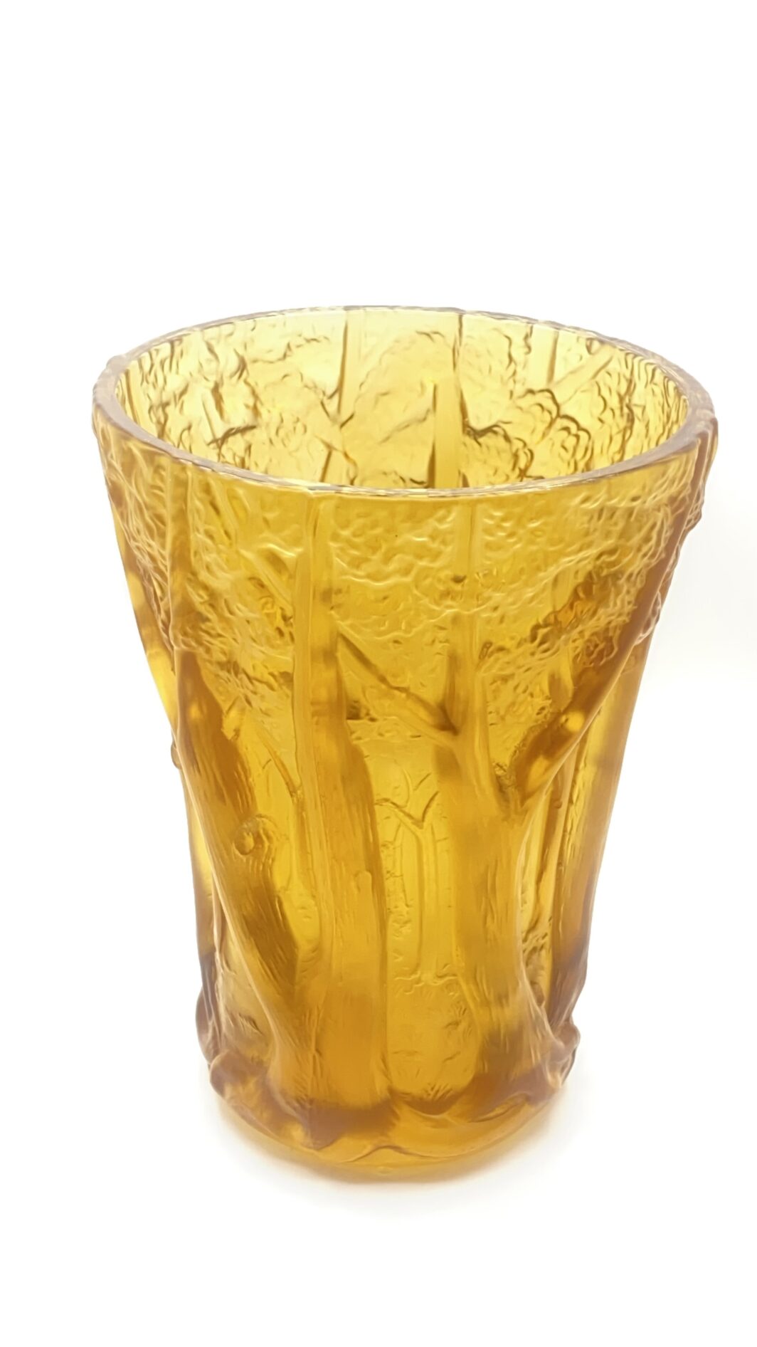 “LALIQUE FRANCE”. STRAORDINARIO VASO VINTAGE IN CRISTALLO COLOR AMBRA, CON RAFFIGURAZIONE IN RILIEVO DI UN BOSCO.