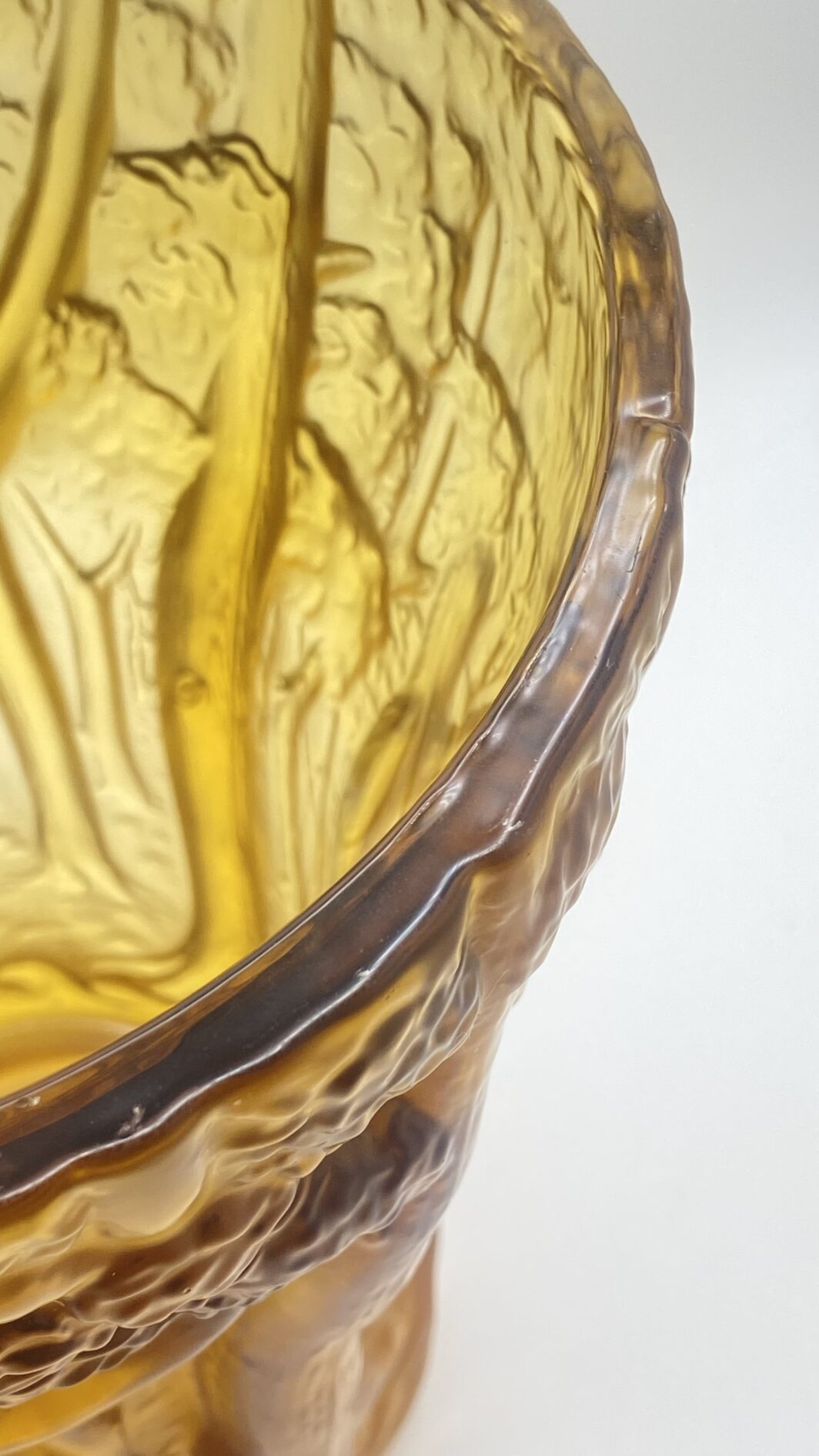 “LALIQUE FRANCE”. STRAORDINARIO VASO VINTAGE IN CRISTALLO COLOR AMBRA, CON RAFFIGURAZIONE IN RILIEVO DI UN BOSCO. - immagine 25
