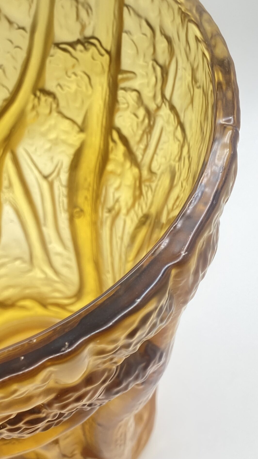 “LALIQUE FRANCE”. STRAORDINARIO VASO VINTAGE IN CRISTALLO COLOR AMBRA, CON RAFFIGURAZIONE IN RILIEVO DI UN BOSCO. - immagine 24