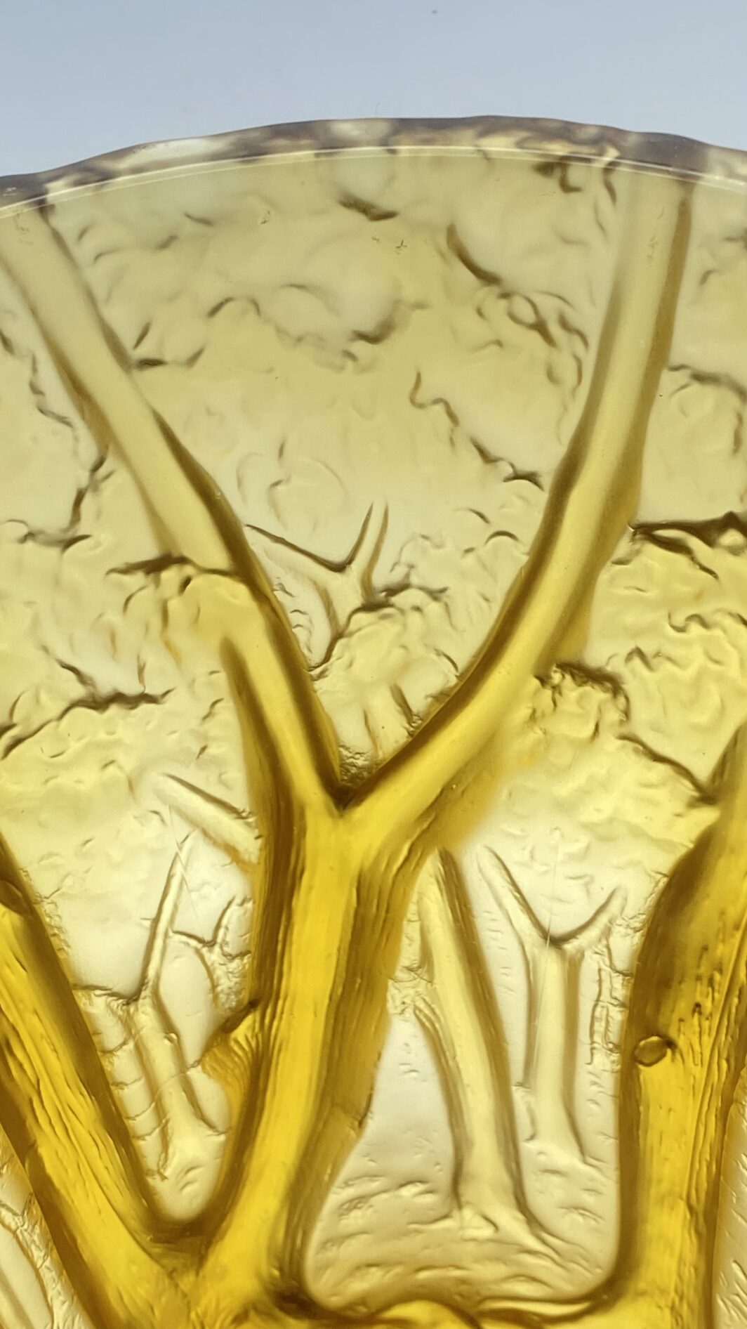 “LALIQUE FRANCE”. STRAORDINARIO VASO VINTAGE IN CRISTALLO COLOR AMBRA, CON RAFFIGURAZIONE IN RILIEVO DI UN BOSCO. - immagine 20