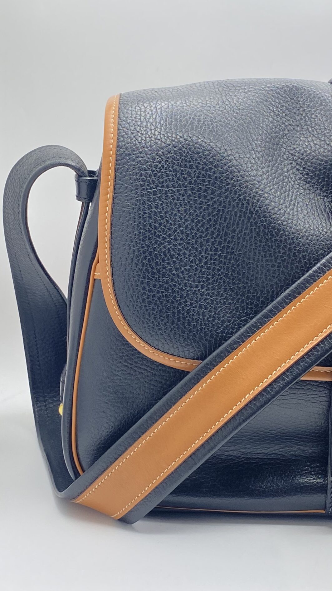 HERMÈS VINTAGE. BORSA “NOUMEA” BLU NAVY E NOCCIOLA. FRANCIA, 1985. - immagine 5