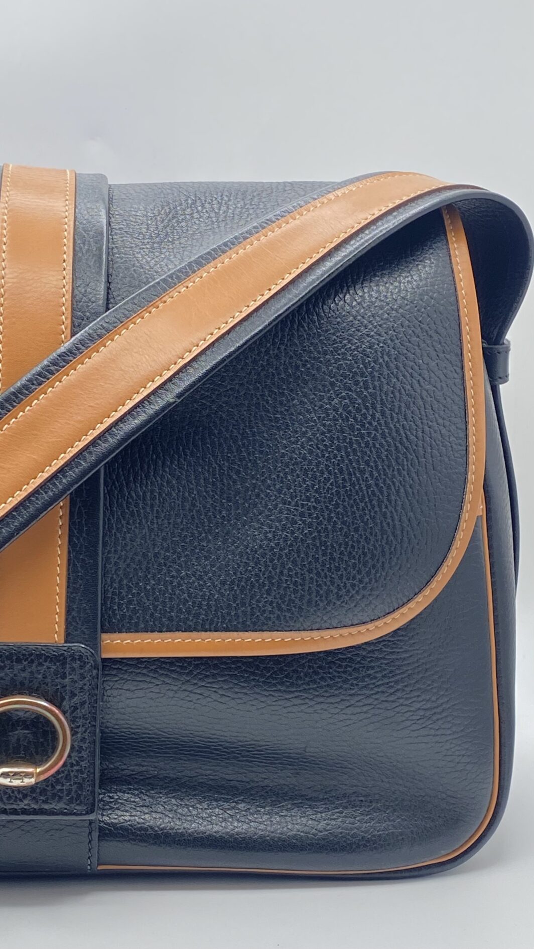HERMÈS VINTAGE. BORSA “NOUMEA” BLU NAVY E NOCCIOLA. FRANCIA, 1985. - immagine 6