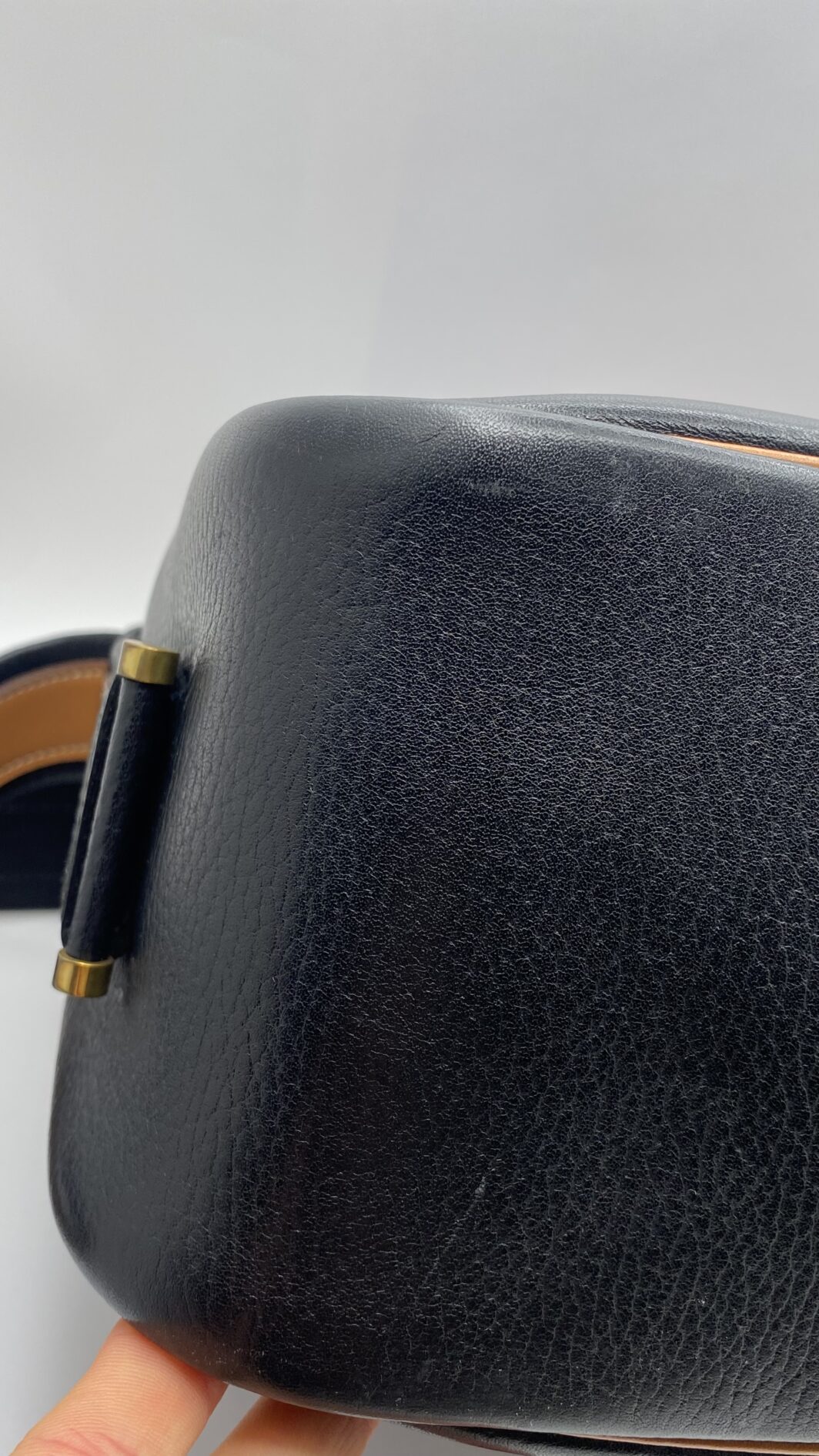 HERMÈS VINTAGE. BORSA “NOUMEA” BLU NAVY E NOCCIOLA. FRANCIA, 1985. - immagine 22