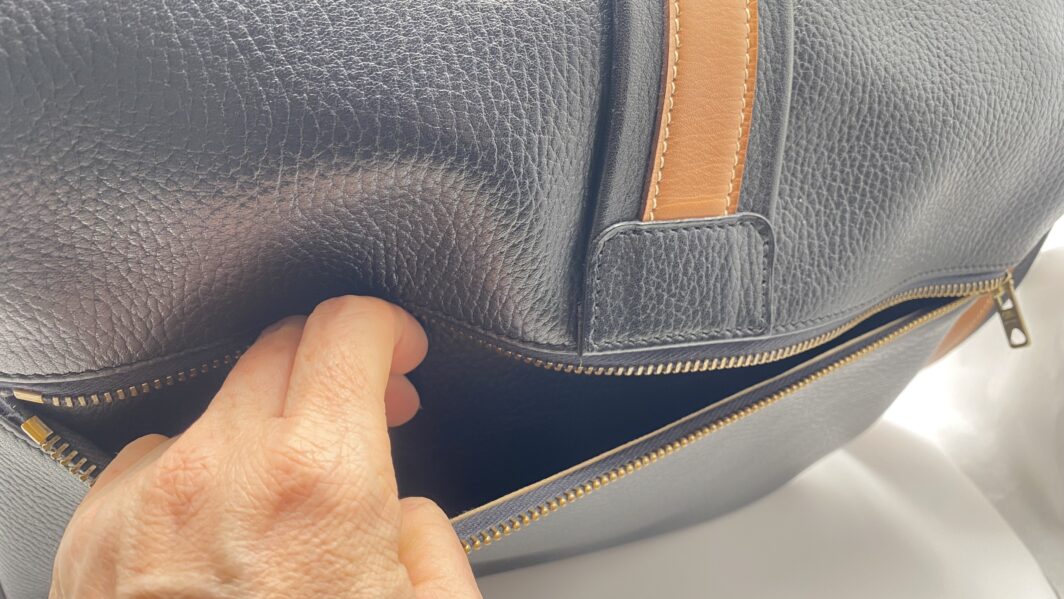 HERMÈS VINTAGE. BORSA “NOUMEA” BLU NAVY E NOCCIOLA. FRANCIA, 1985. - immagine 20