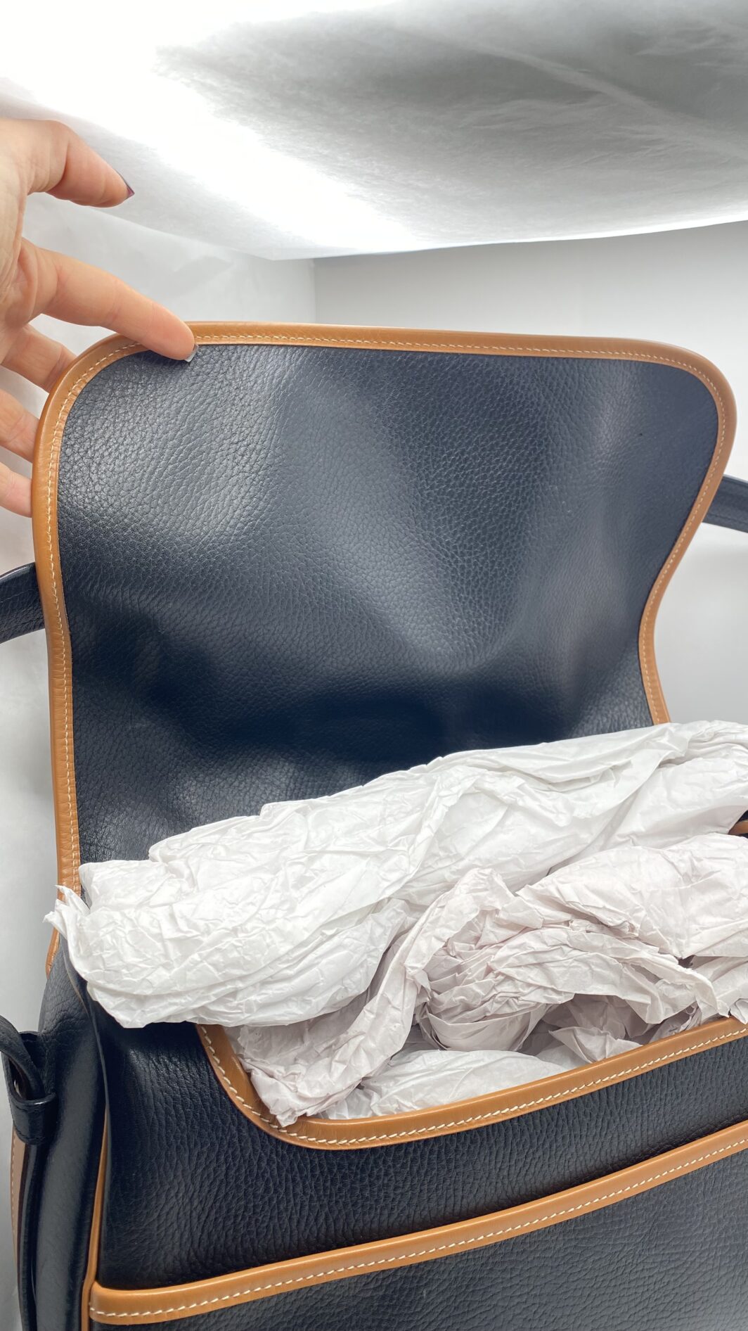 HERMÈS VINTAGE. BORSA “NOUMEA” BLU NAVY E NOCCIOLA. FRANCIA, 1985. - immagine 25