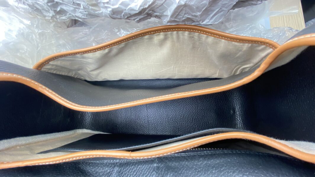 HERMÈS VINTAGE. BORSA “NOUMEA” BLU NAVY E NOCCIOLA. FRANCIA, 1985. - immagine 28