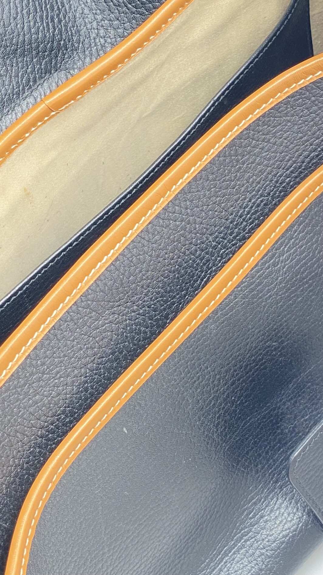 HERMÈS VINTAGE. BORSA “NOUMEA” BLU NAVY E NOCCIOLA. FRANCIA, 1985. - immagine 30