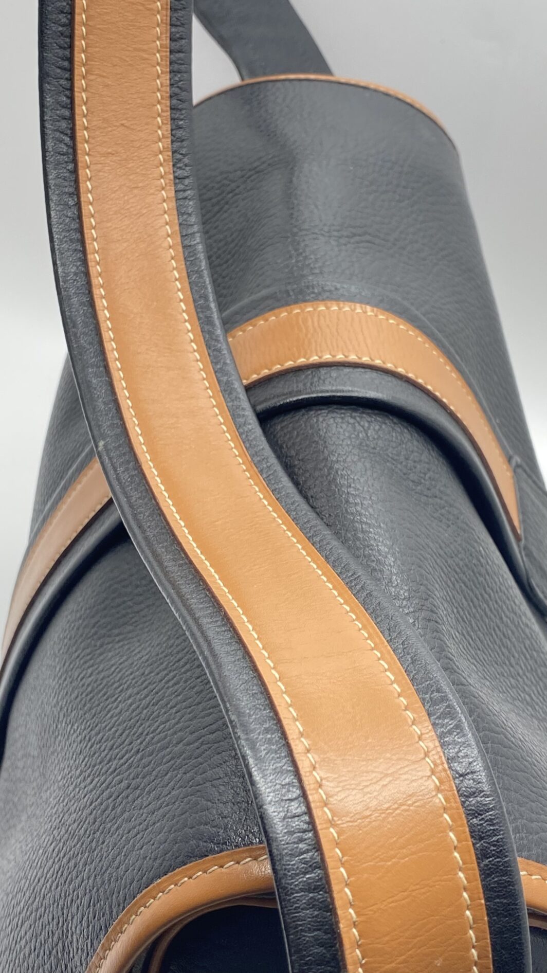 HERMÈS VINTAGE. BORSA “NOUMEA” BLU NAVY E NOCCIOLA. FRANCIA, 1985. - immagine 36