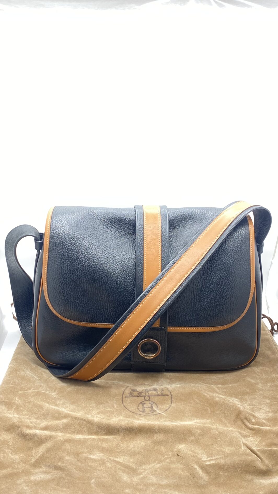 HERMÈS VINTAGE. BORSA “NOUMEA” BLU NAVY E NOCCIOLA. FRANCIA, 1985. - immagine 38