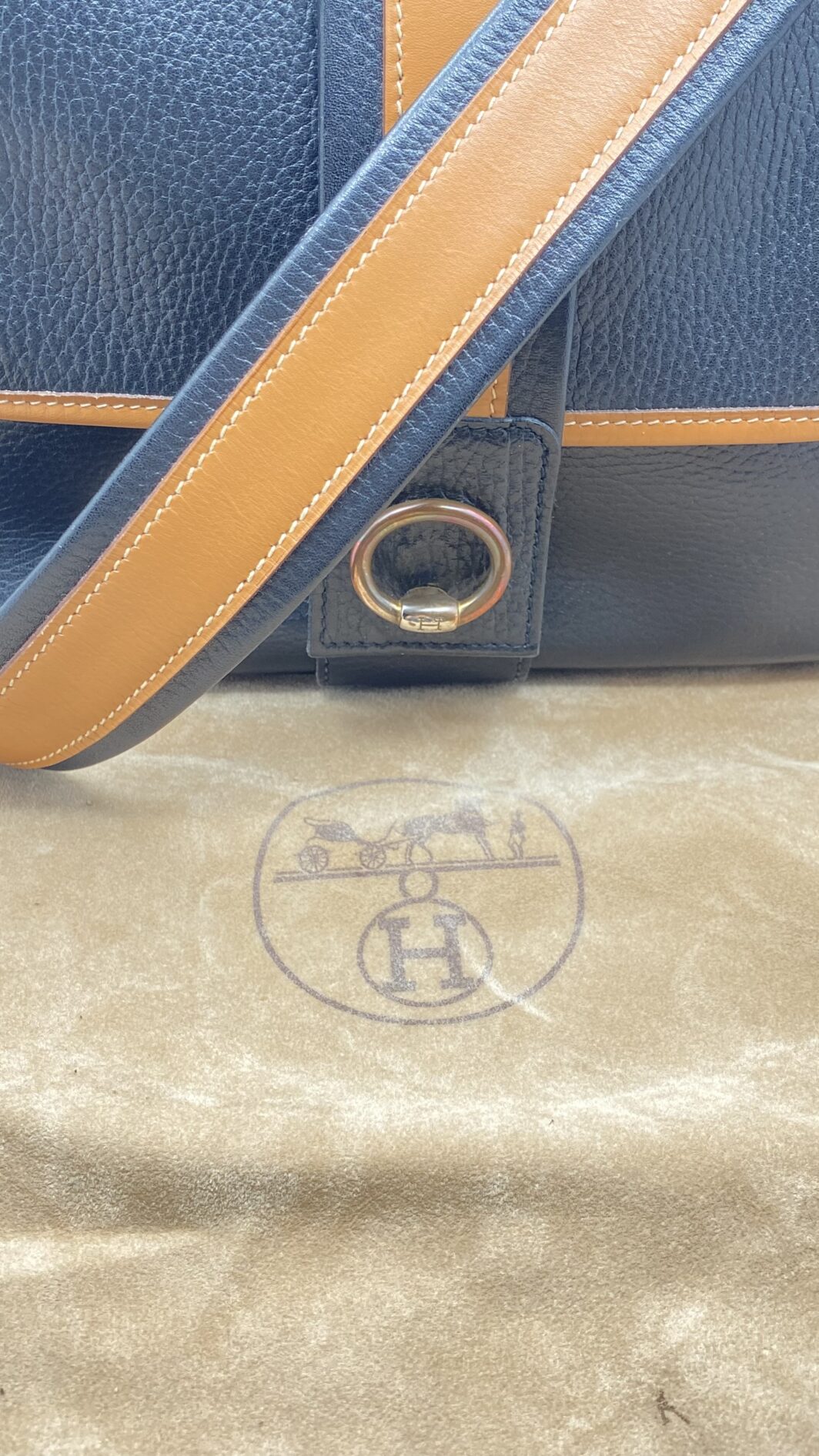 HERMÈS VINTAGE. BORSA “NOUMEA” BLU NAVY E NOCCIOLA. FRANCIA, 1985. - immagine 39