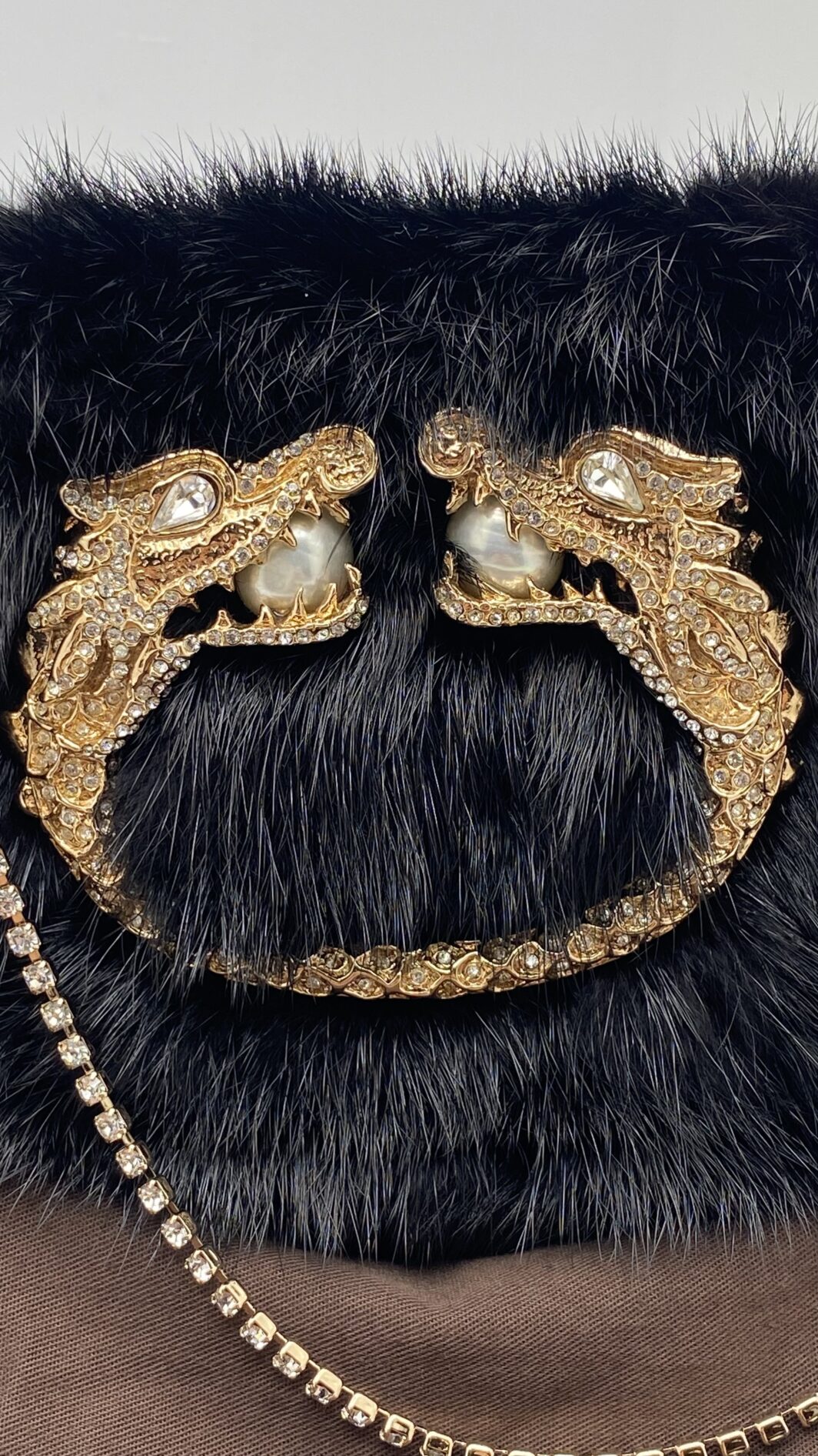 GUCCI VINTAGE F&F 2004 RUNWAY PELLICCIA DI VISONE, CON CHIUSURA GIOIELLO CON DRAGHI, CRISTALLI, PERLE NERO CLUTCH. - immagine 22