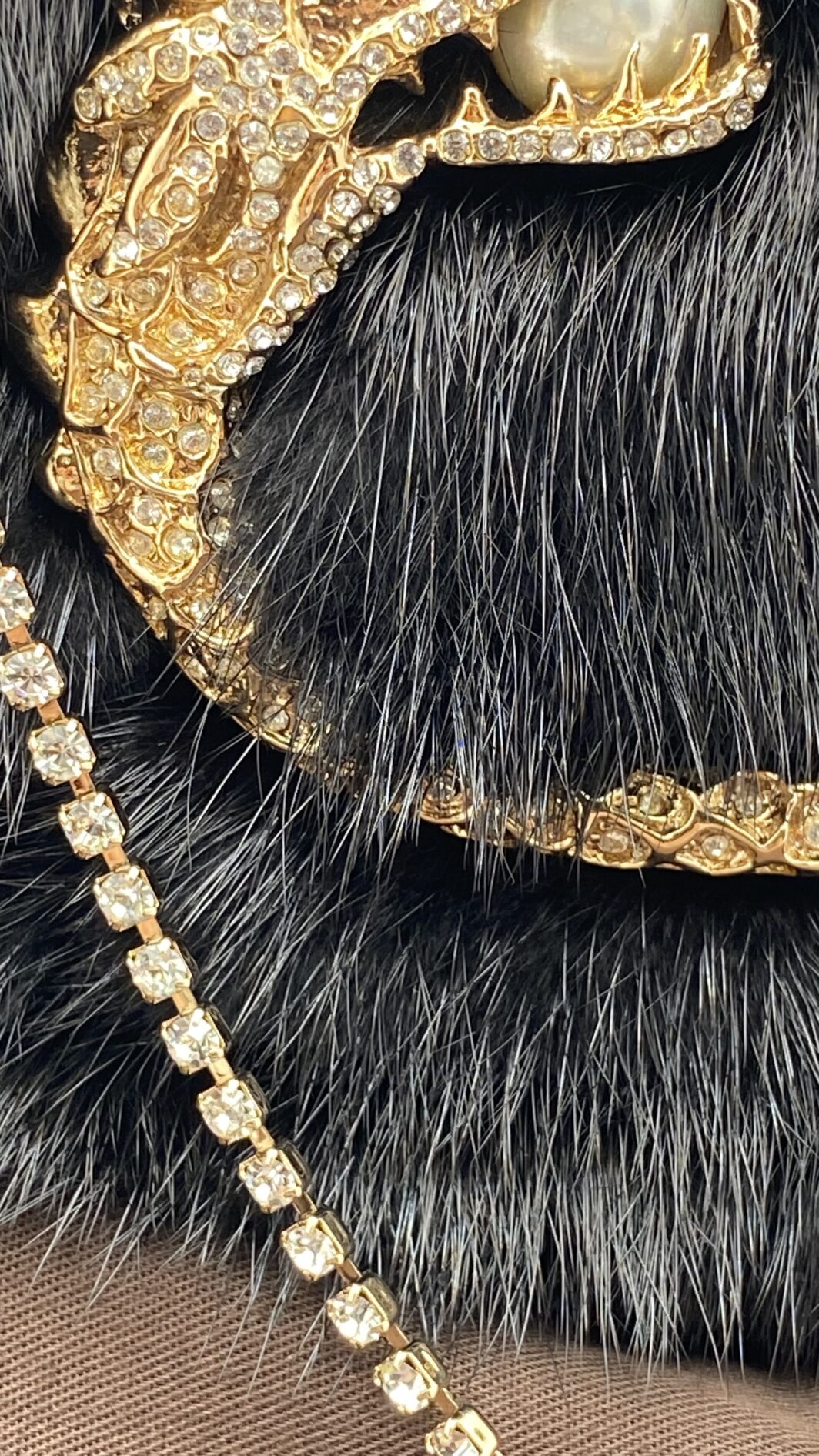 GUCCI VINTAGE F&F 2004 RUNWAY PELLICCIA DI VISONE, CON CHIUSURA GIOIELLO CON DRAGHI, CRISTALLI, PERLE NERO CLUTCH. - immagine 25