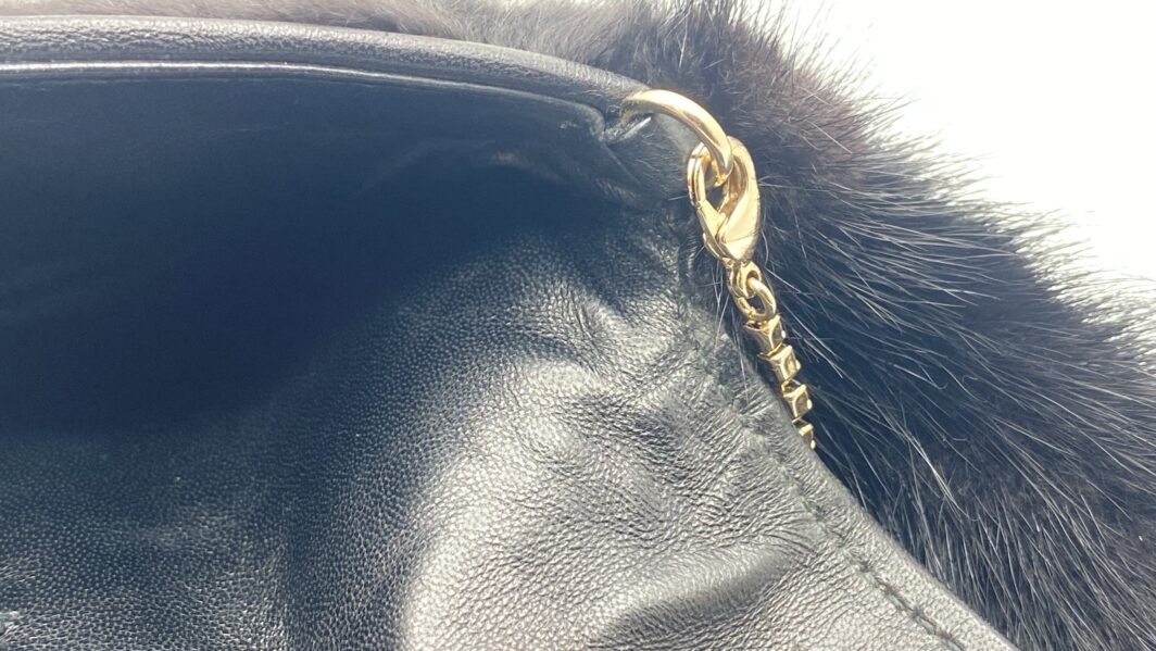 GUCCI VINTAGE F&F 2004 RUNWAY PELLICCIA DI VISONE, CON CHIUSURA GIOIELLO CON DRAGHI, CRISTALLI, PERLE NERO CLUTCH. - immagine 5