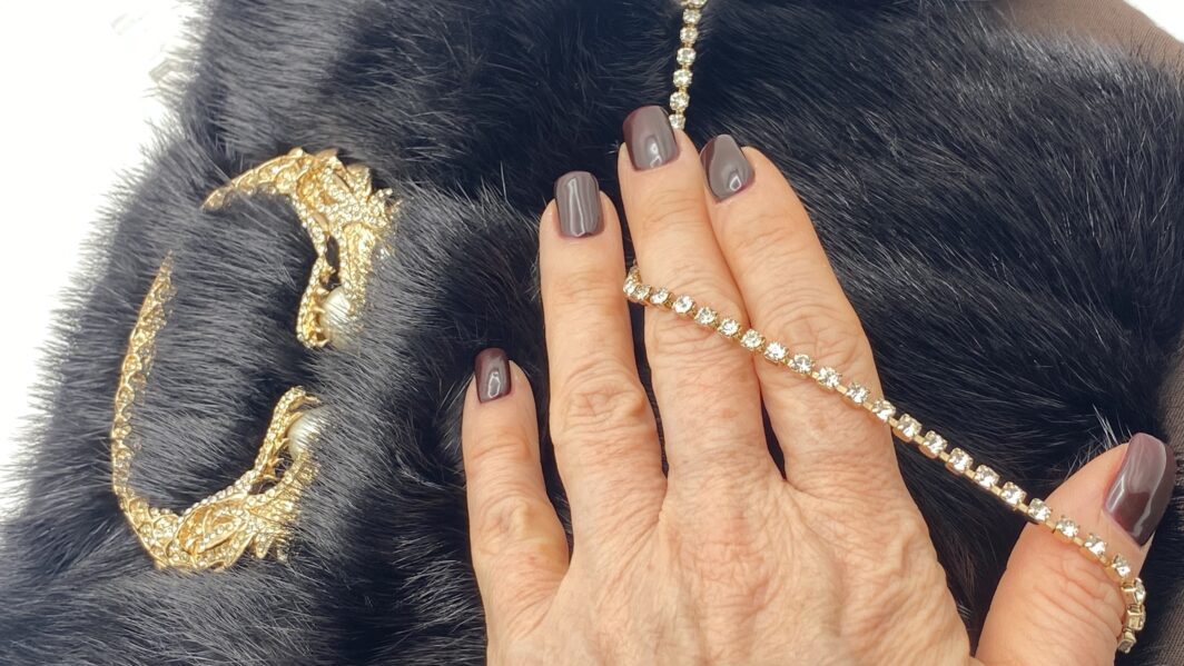 GUCCI VINTAGE F&F 2004 RUNWAY PELLICCIA DI VISONE, CON CHIUSURA GIOIELLO CON DRAGHI, CRISTALLI, PERLE NERO CLUTCH. - immagine 4