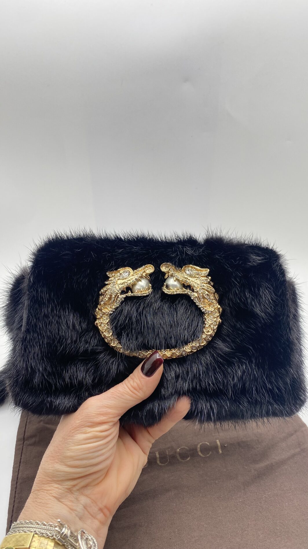 GUCCI VINTAGE F&F 2004 RUNWAY PELLICCIA DI VISONE, CON CHIUSURA GIOIELLO CON DRAGHI, CRISTALLI, PERLE NERO CLUTCH. - immagine 3