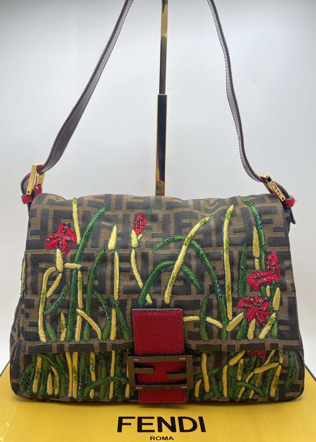FENDI. BORSA VINTAGE A TRACOLLA “MAMA FOREVER” CON DECORO FLOREALE RICAMATO E IMPREZIOSITO DA PERLINE, SU TESSUTO FF ZUCCA.