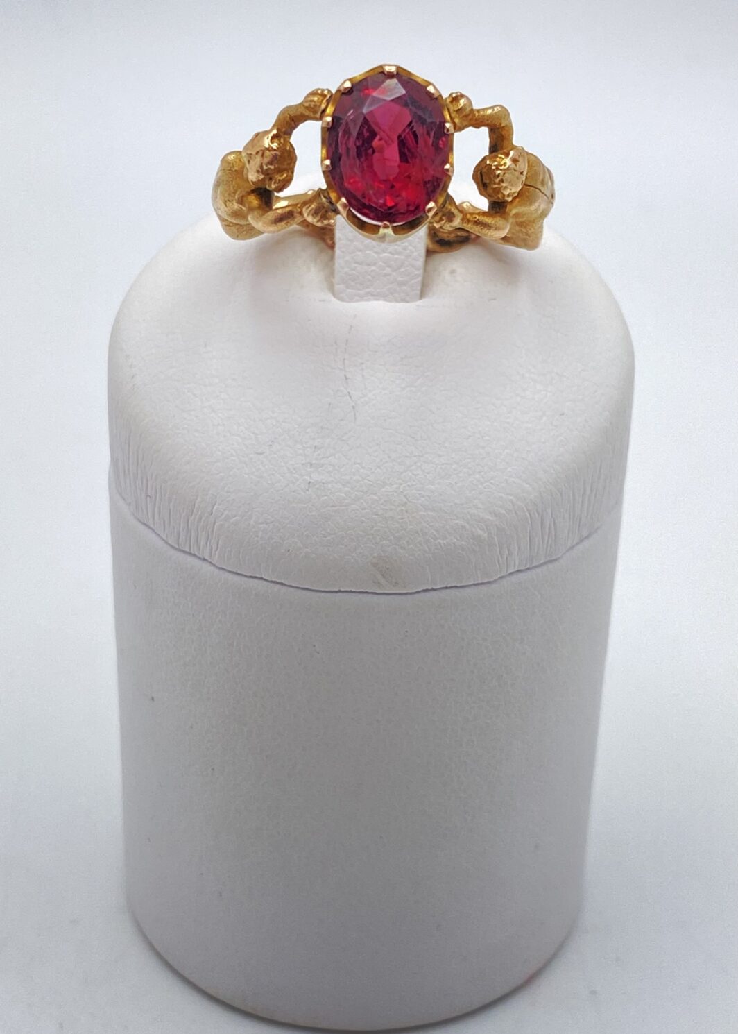 MERAVIGLIOSO ANELLO DI FIDANZAMENTO VITTORIANO, CON TORMALINA DI TRE CARATI, IN ORO 9 CT. U.K. XIX sec.