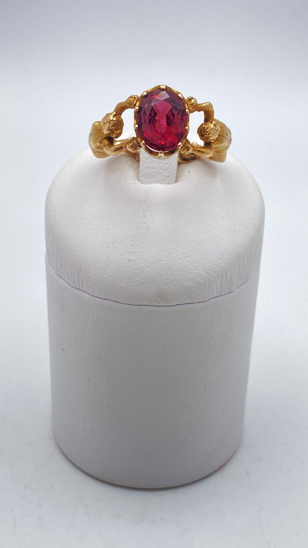 MERAVIGLIOSO ANELLO DI FIDANZAMENTO VITTORIANO, CON TORMALINA DI TRE CARATI, IN ORO 9 CT. U.K. XIX sec.