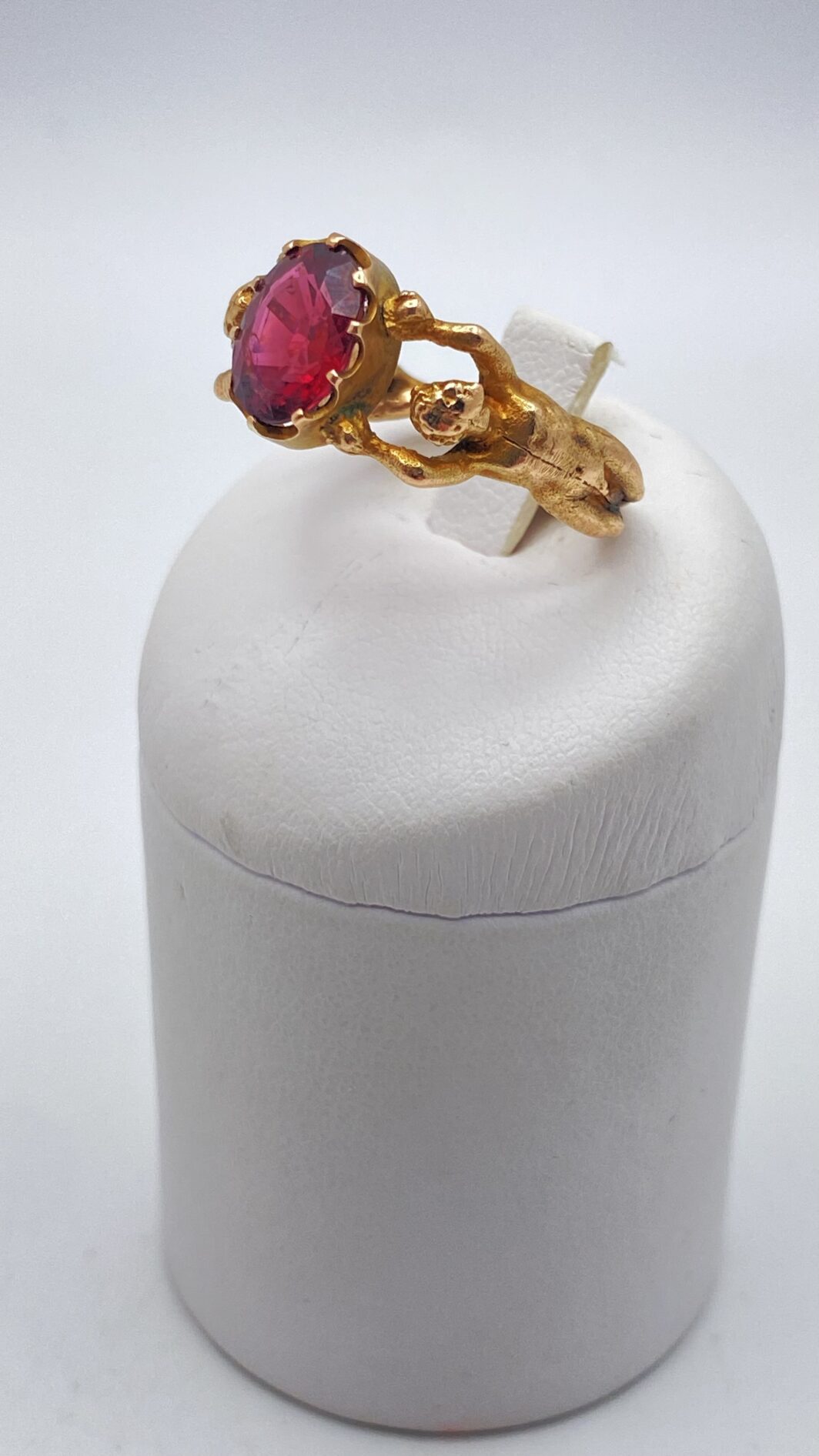 MERAVIGLIOSO ANELLO DI FIDANZAMENTO VITTORIANO, CON TORMALINA DI TRE CARATI, IN ORO 9 CT. U.K. XIX sec. - immagine 3