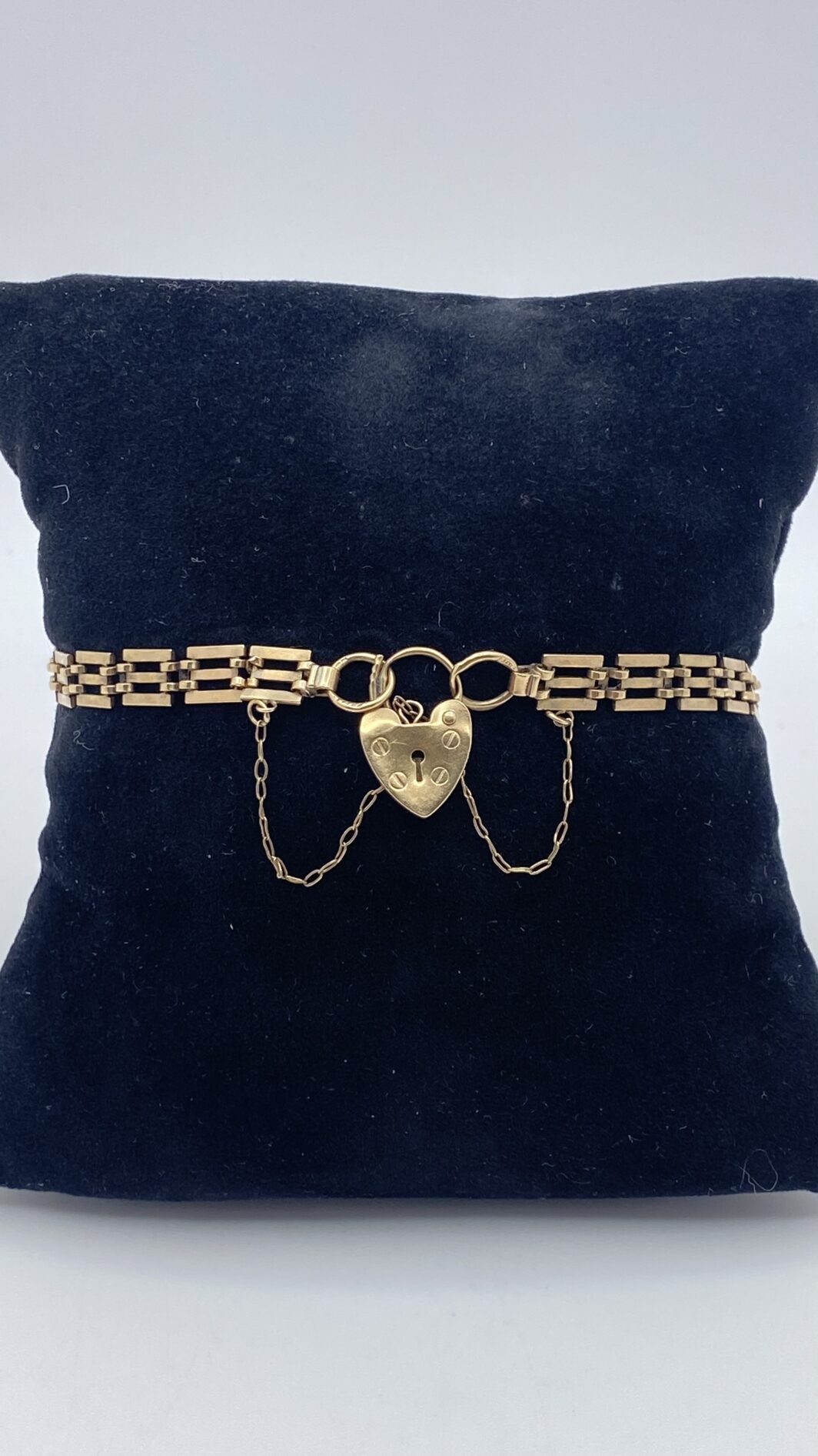 RAFFINATO E RARO BRACCIALE DI FIDANZAMENTO CON LUCCHETTO A CUORE, IN ORO 9CT, DATATO LONDRA 1951. - immagine 2