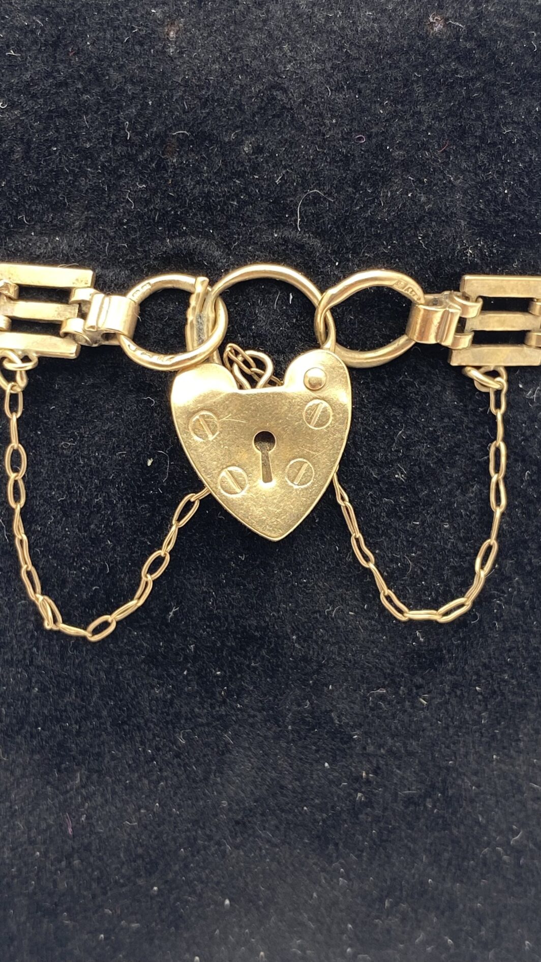 RAFFINATO E RARO BRACCIALE DI FIDANZAMENTO CON LUCCHETTO A CUORE, IN ORO 9CT, DATATO LONDRA 1951. - immagine 3