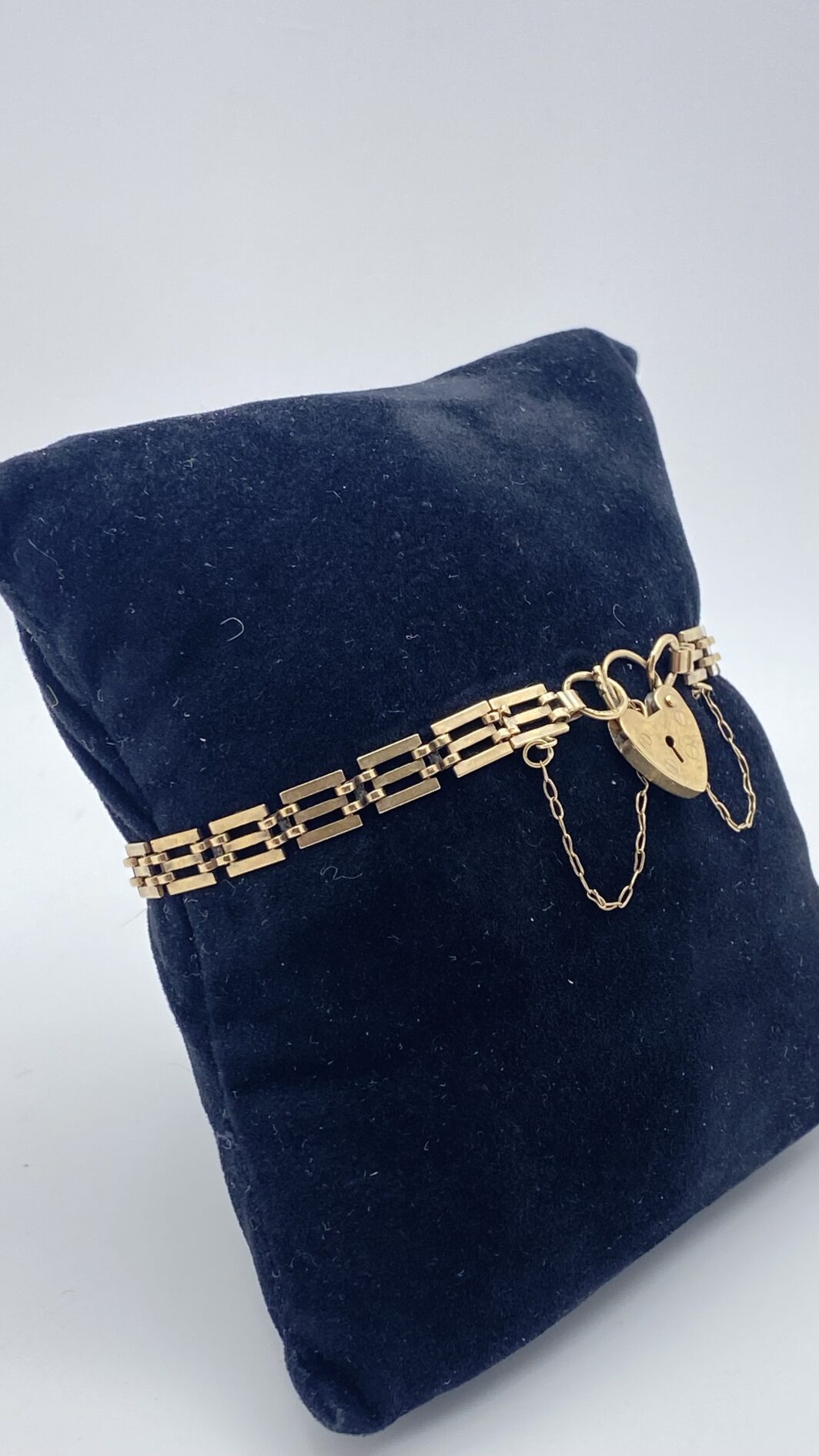 RAFFINATO E RARO BRACCIALE DI FIDANZAMENTO CON LUCCHETTO A CUORE, IN ORO 9CT, DATATO LONDRA 1951. - immagine 8