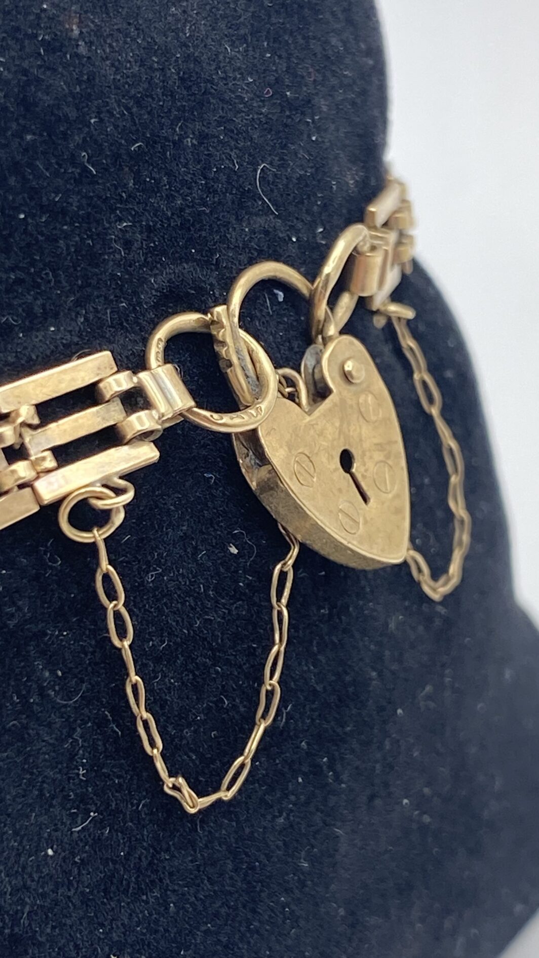 RAFFINATO E RARO BRACCIALE DI FIDANZAMENTO CON LUCCHETTO A CUORE, IN ORO 9CT, DATATO LONDRA 1951. - immagine 6