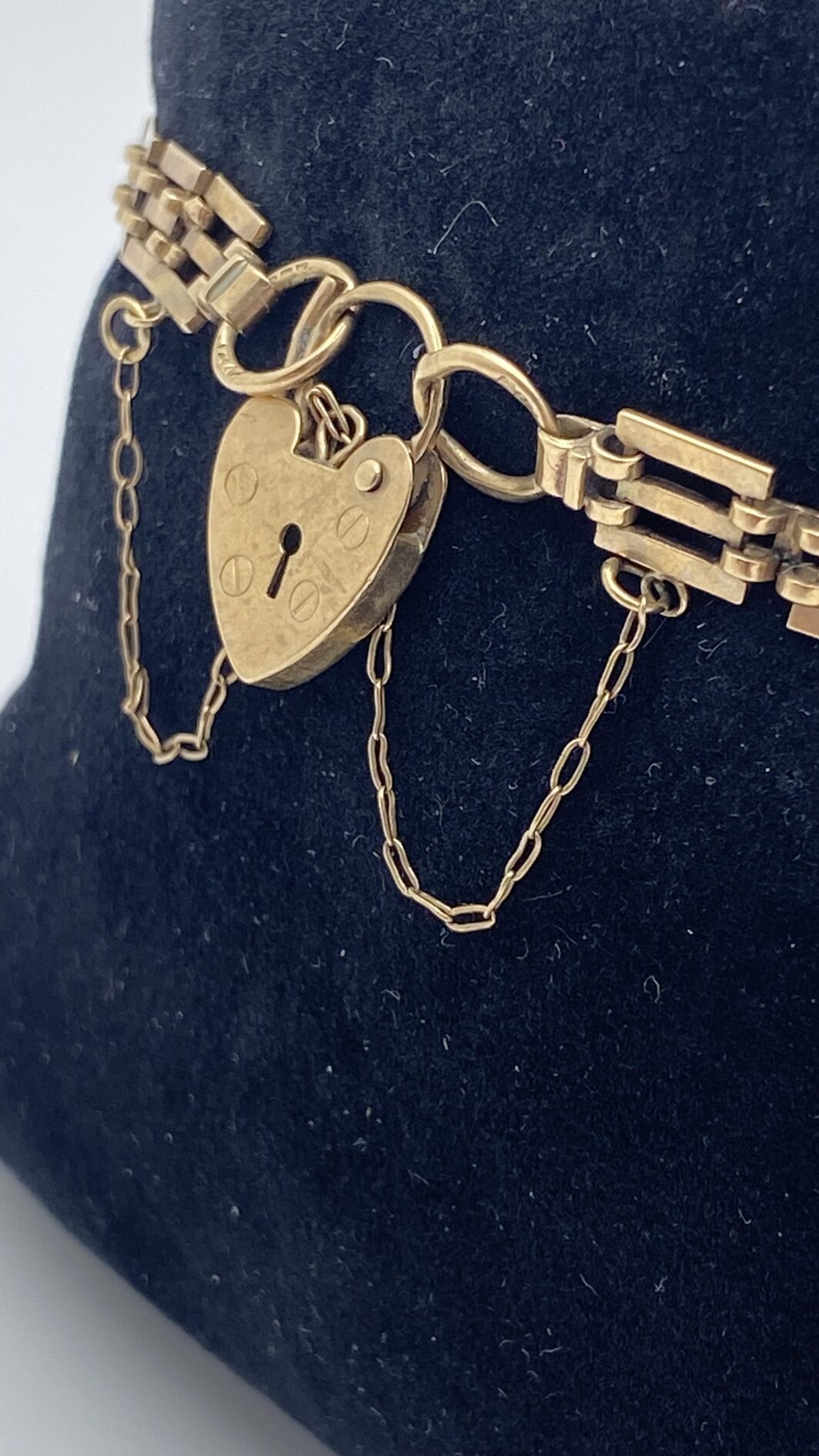 RAFFINATO E RARO BRACCIALE DI FIDANZAMENTO CON LUCCHETTO A CUORE, IN ORO 9CT, DATATO LONDRA 1951. - immagine 5
