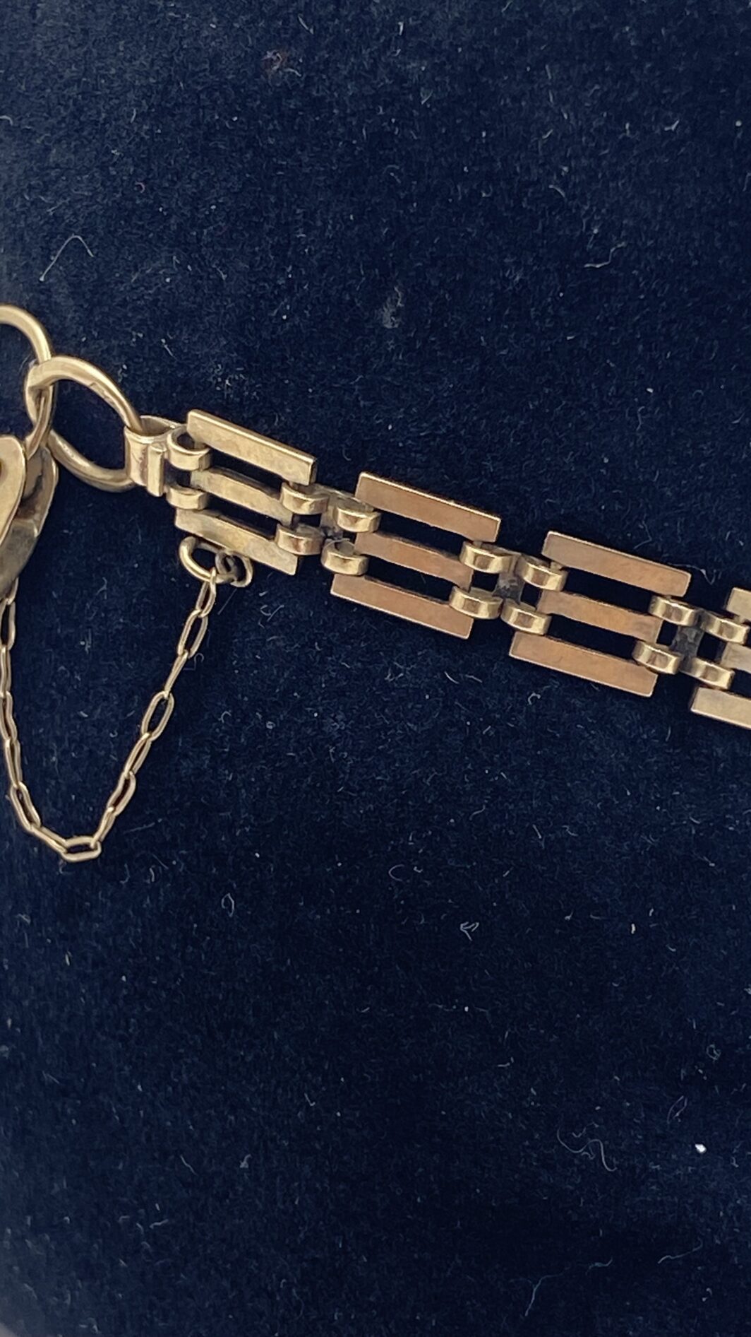 RAFFINATO E RARO BRACCIALE DI FIDANZAMENTO CON LUCCHETTO A CUORE, IN ORO 9CT, DATATO LONDRA 1951. - immagine 4