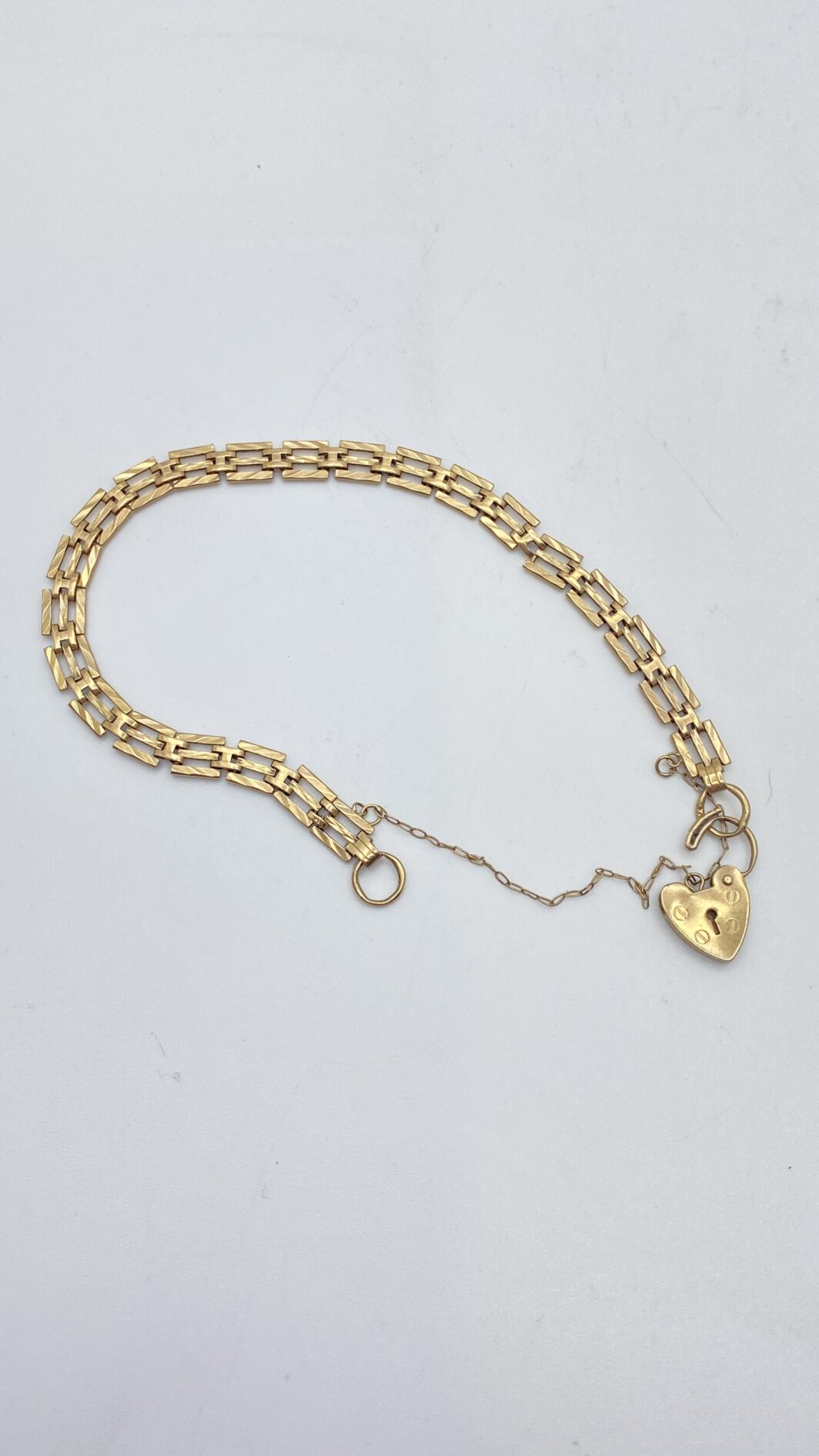 RAFFINATO E RARO BRACCIALE DI FIDANZAMENTO CON LUCCHETTO A CUORE, IN ORO 9CT, DATATO LONDRA 1951. - immagine 11