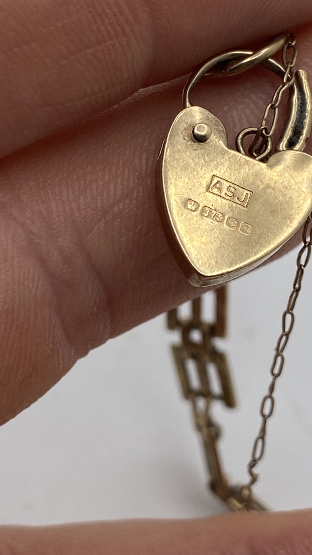 RAFFINATO E RARO BRACCIALE DI FIDANZAMENTO CON LUCCHETTO A CUORE, IN ORO 9CT, DATATO LONDRA 1951. - immagine 13