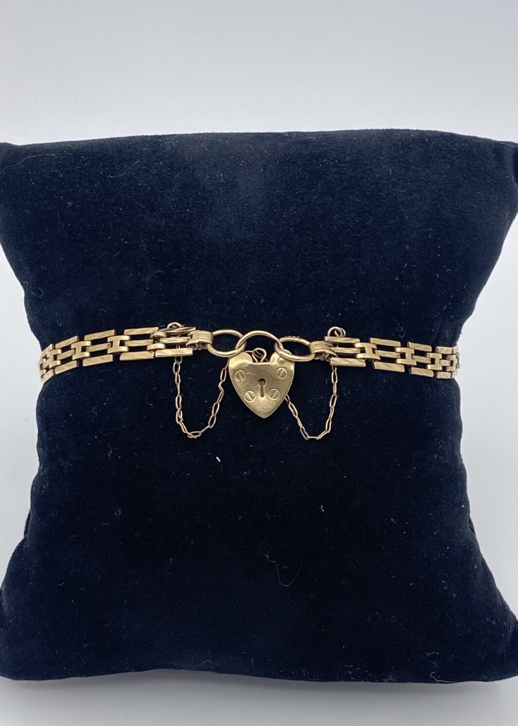 RAFFINATO E RARO BRACCIALE DI FIDANZAMENTO CON LUCCHETTO A CUORE, IN ORO 9CT, DATATO LONDRA 1951.