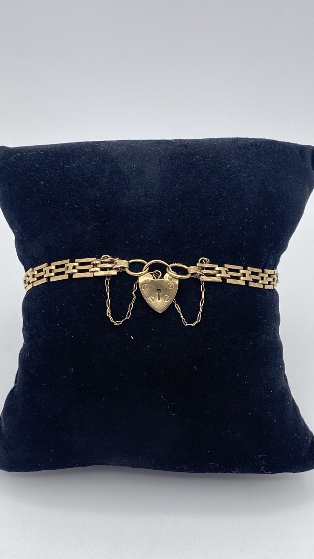 RAFFINATO E RARO BRACCIALE DI FIDANZAMENTO CON LUCCHETTO A CUORE, IN ORO 9CT, DATATO LONDRA 1951.