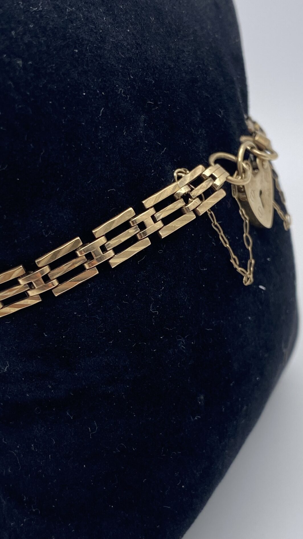 RAFFINATO E RARO BRACCIALE DI FIDANZAMENTO CON LUCCHETTO A CUORE, IN ORO 9CT, DATATO LONDRA 1951. - immagine 15