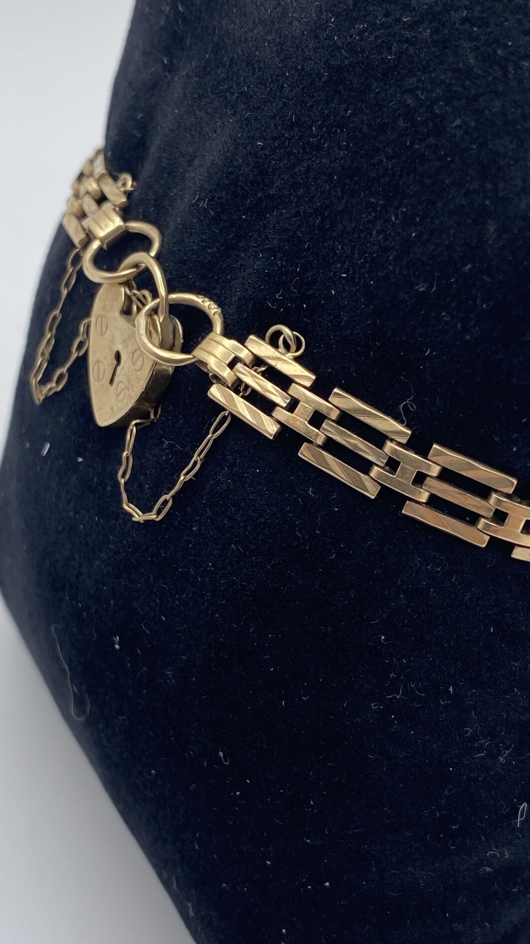 RAFFINATO E RARO BRACCIALE DI FIDANZAMENTO CON LUCCHETTO A CUORE, IN ORO 9CT, DATATO LONDRA 1951. - immagine 16