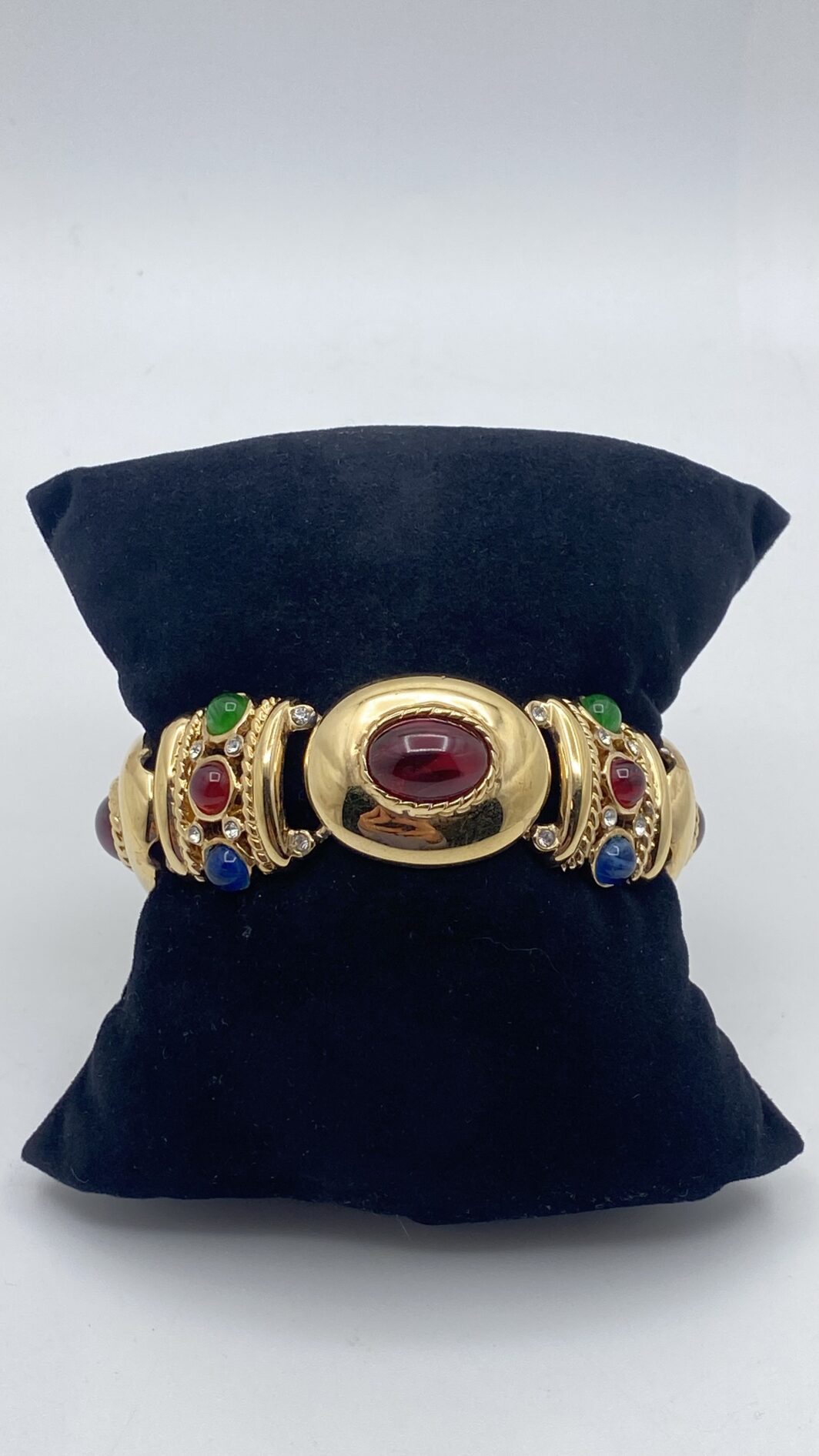BELLISSIMO BRACCIALE VINTAGE FIRMATO “CASCIO BIJOUX” IN METALLO GOLDTONE, STILE BULGARI-LIKE, CON CRISTALLI DIAMOND-LIKE E PASTE DI VETRO POLICROME. - immagine 2