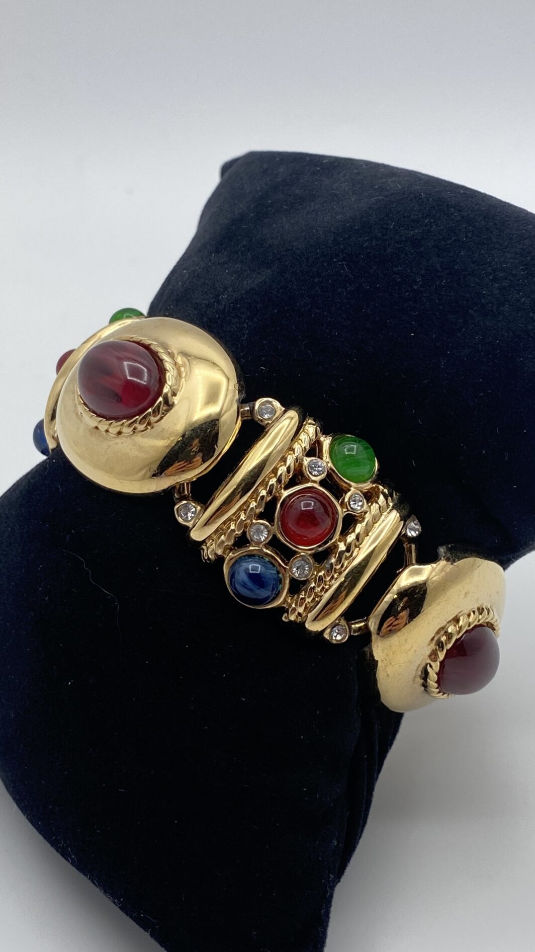 BELLISSIMO BRACCIALE VINTAGE FIRMATO “CASCIO BIJOUX” IN METALLO GOLDTONE, STILE BULGARI-LIKE, CON CRISTALLI DIAMOND-LIKE E PASTE DI VETRO POLICROME. - immagine 4