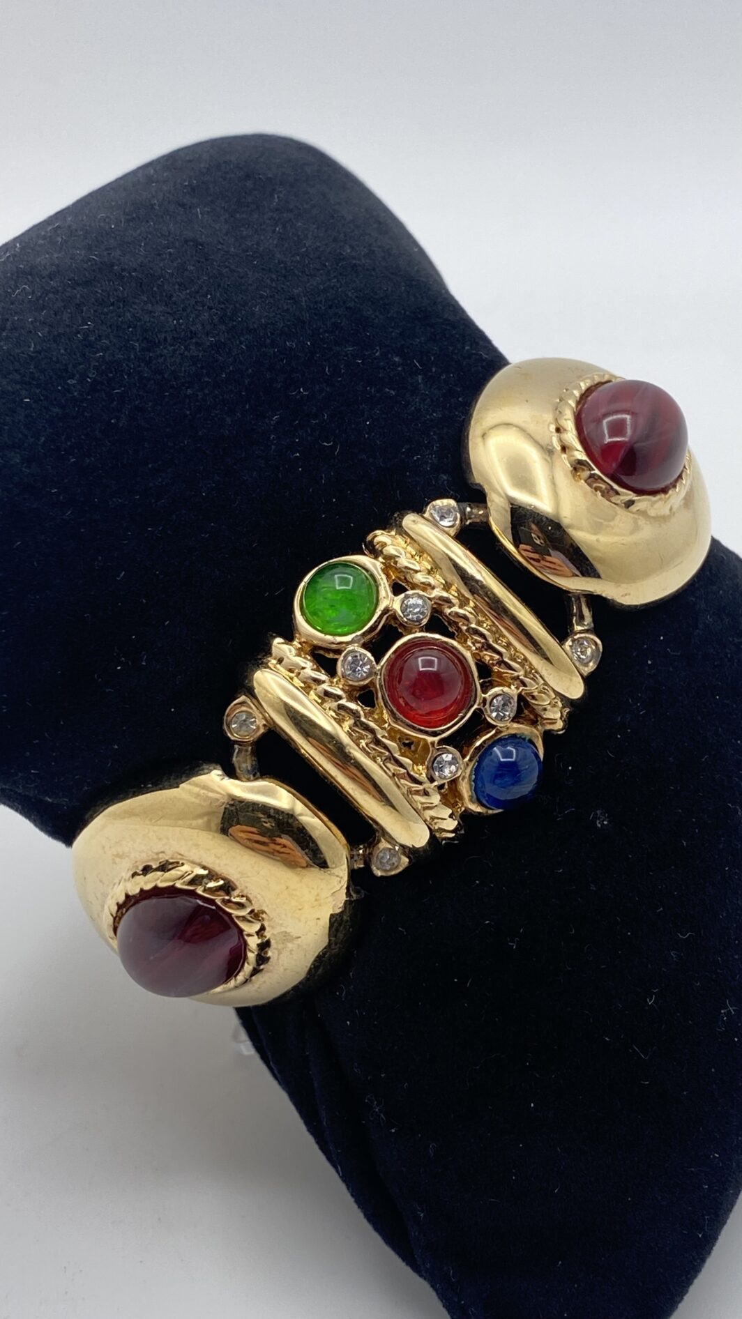BELLISSIMO BRACCIALE VINTAGE FIRMATO “CASCIO BIJOUX” IN METALLO GOLDTONE, STILE BULGARI-LIKE, CON CRISTALLI DIAMOND-LIKE E PASTE DI VETRO POLICROME. - immagine 12
