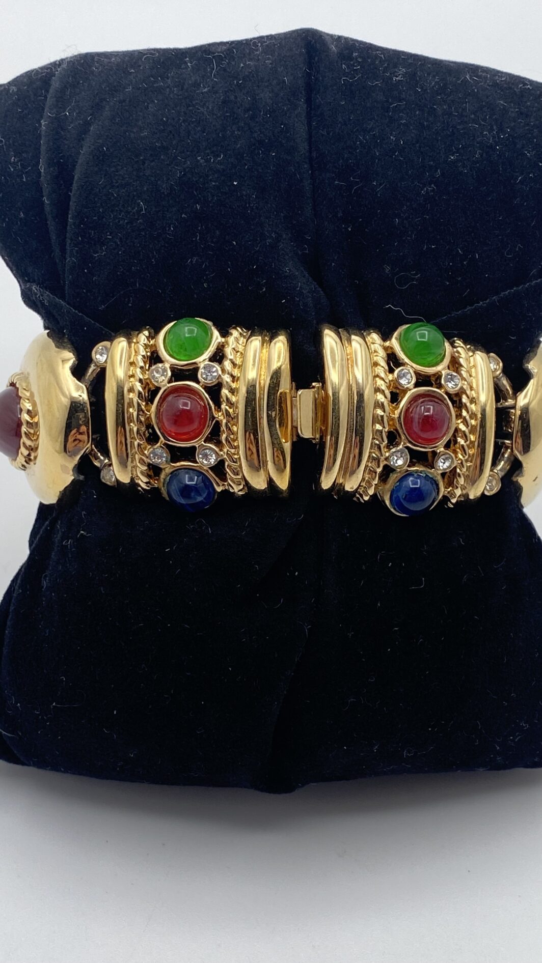 BELLISSIMO BRACCIALE VINTAGE FIRMATO “CASCIO BIJOUX” IN METALLO GOLDTONE, STILE BULGARI-LIKE, CON CRISTALLI DIAMOND-LIKE E PASTE DI VETRO POLICROME. - immagine 5