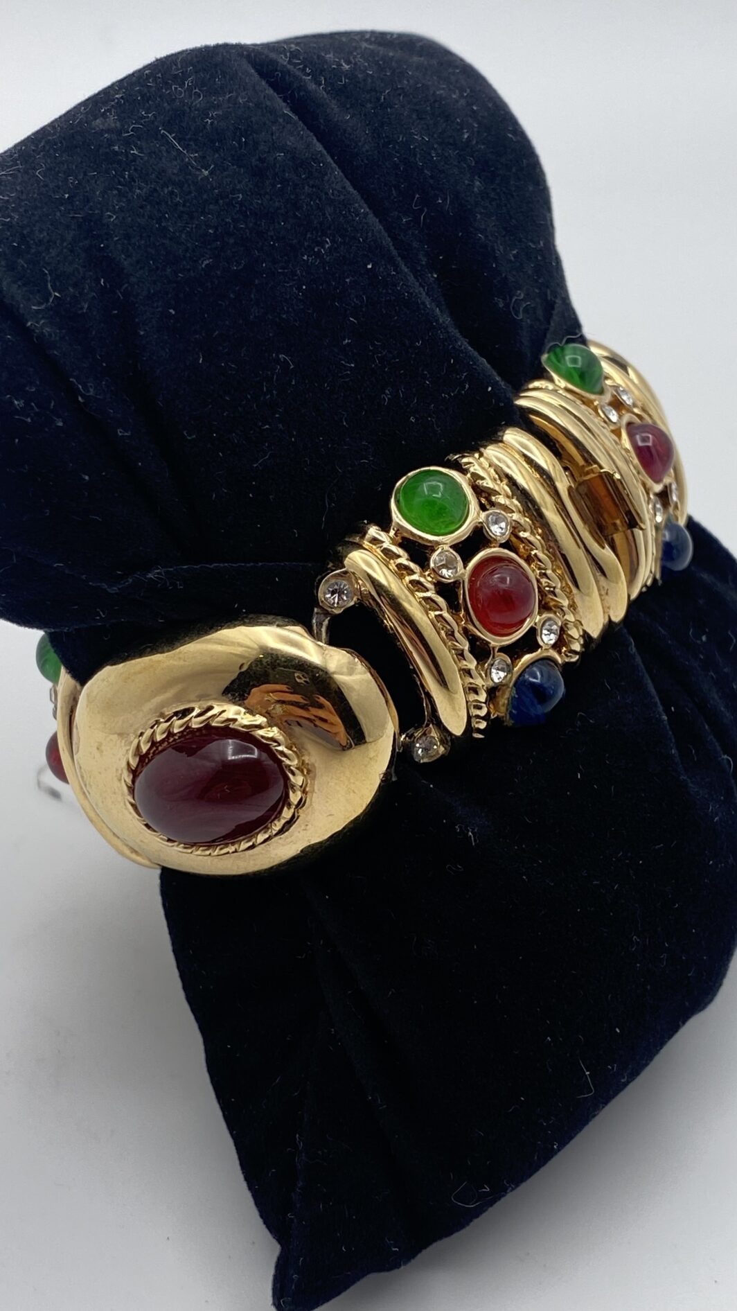 BELLISSIMO BRACCIALE VINTAGE FIRMATO “CASCIO BIJOUX” IN METALLO GOLDTONE, STILE BULGARI-LIKE, CON CRISTALLI DIAMOND-LIKE E PASTE DI VETRO POLICROME. - immagine 10